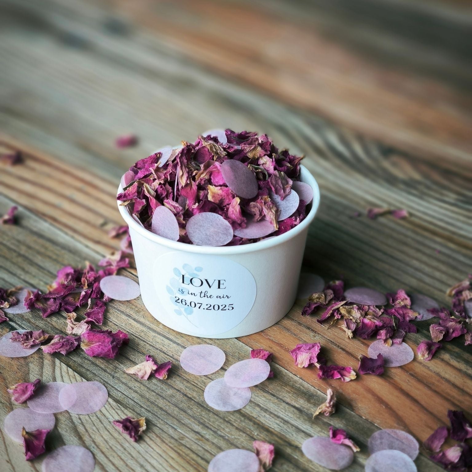 Blütenkonfetti Pink Romance mit Seidenpapier in weißen Bechern mit Layout 2