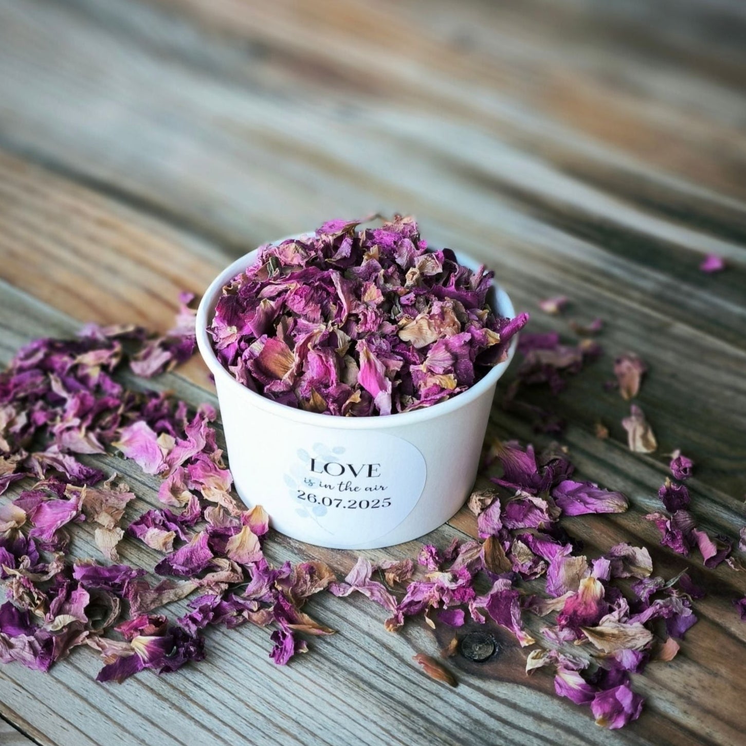 Blütenkonfetti Pink Romance in weißen Bechern mit Layout 2