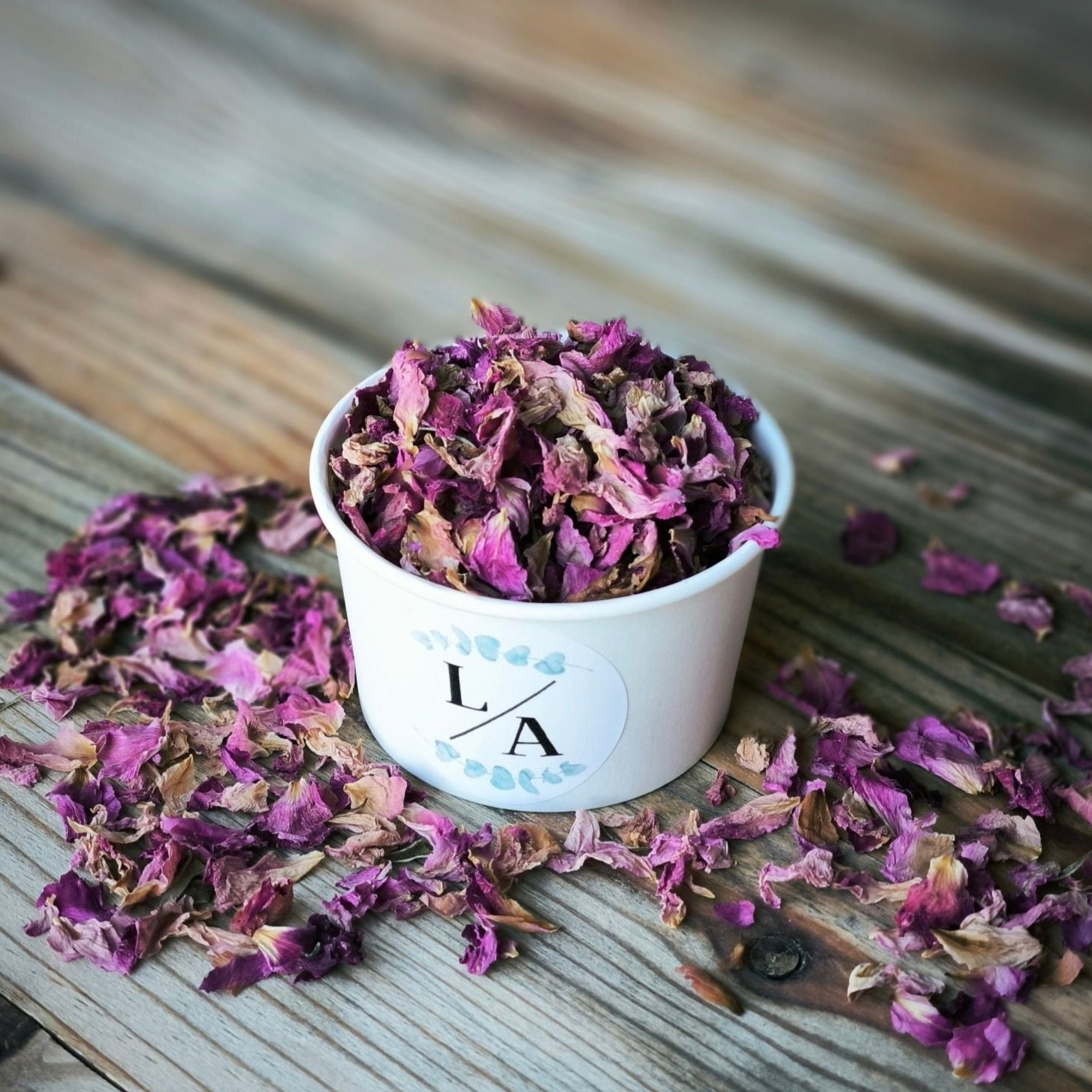 Blütenkonfetti Pink Romance in weißen Bechern