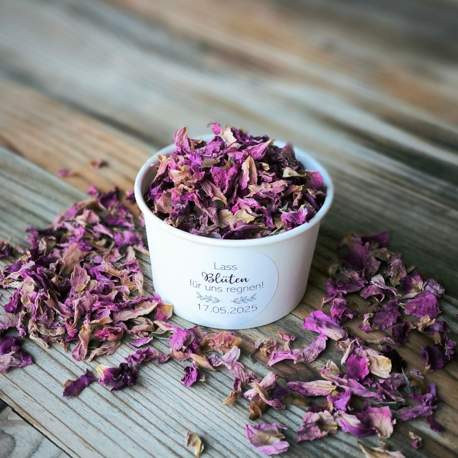 Blütenkonfetti Pink Romance in weißen Bechern mit Layout 4