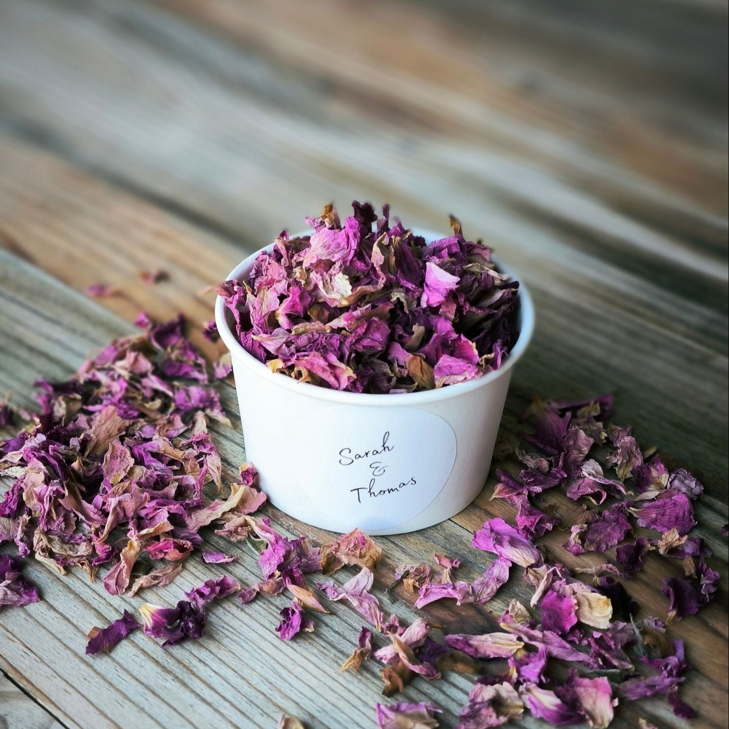 Blütenkonfetti Pink Romance in weißen Bechern mit Layout 5