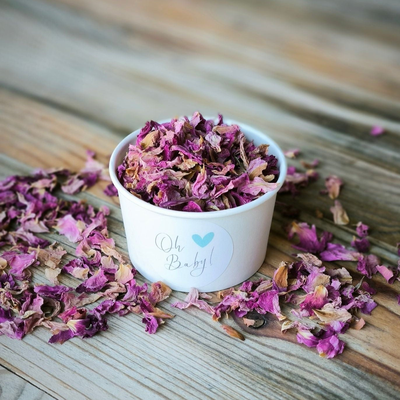 Blütenkonfetti Pink Romance in weißen Bechern mit Layout 8