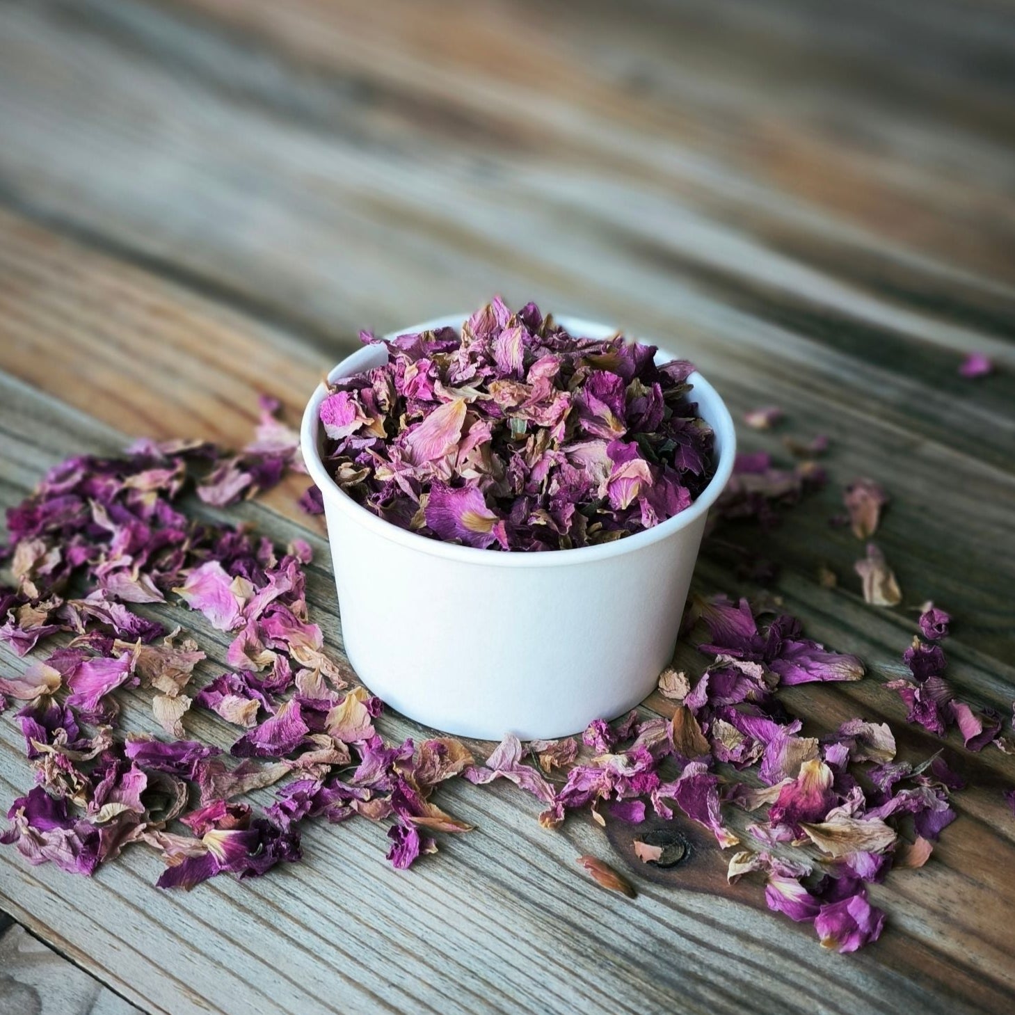 Bütenkonfetti Pink Romance in weißen Bechern kein Sticker