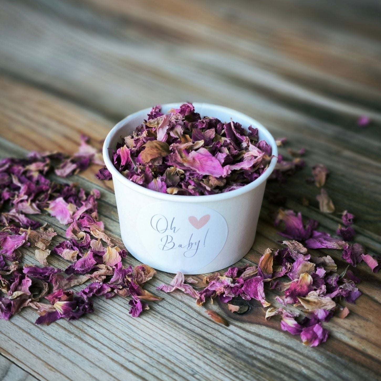 Blütenkonfetti Pink Romance in weißen Bechern mit Layout 7