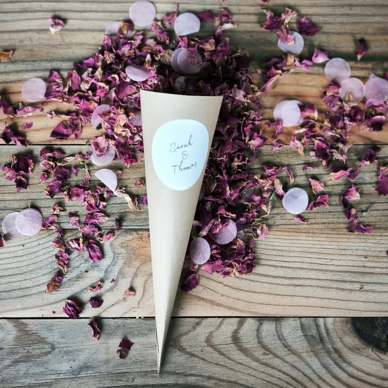 Blütenkonfetti Pink Romance mit Seidenpapier in Cones mit Layout 5