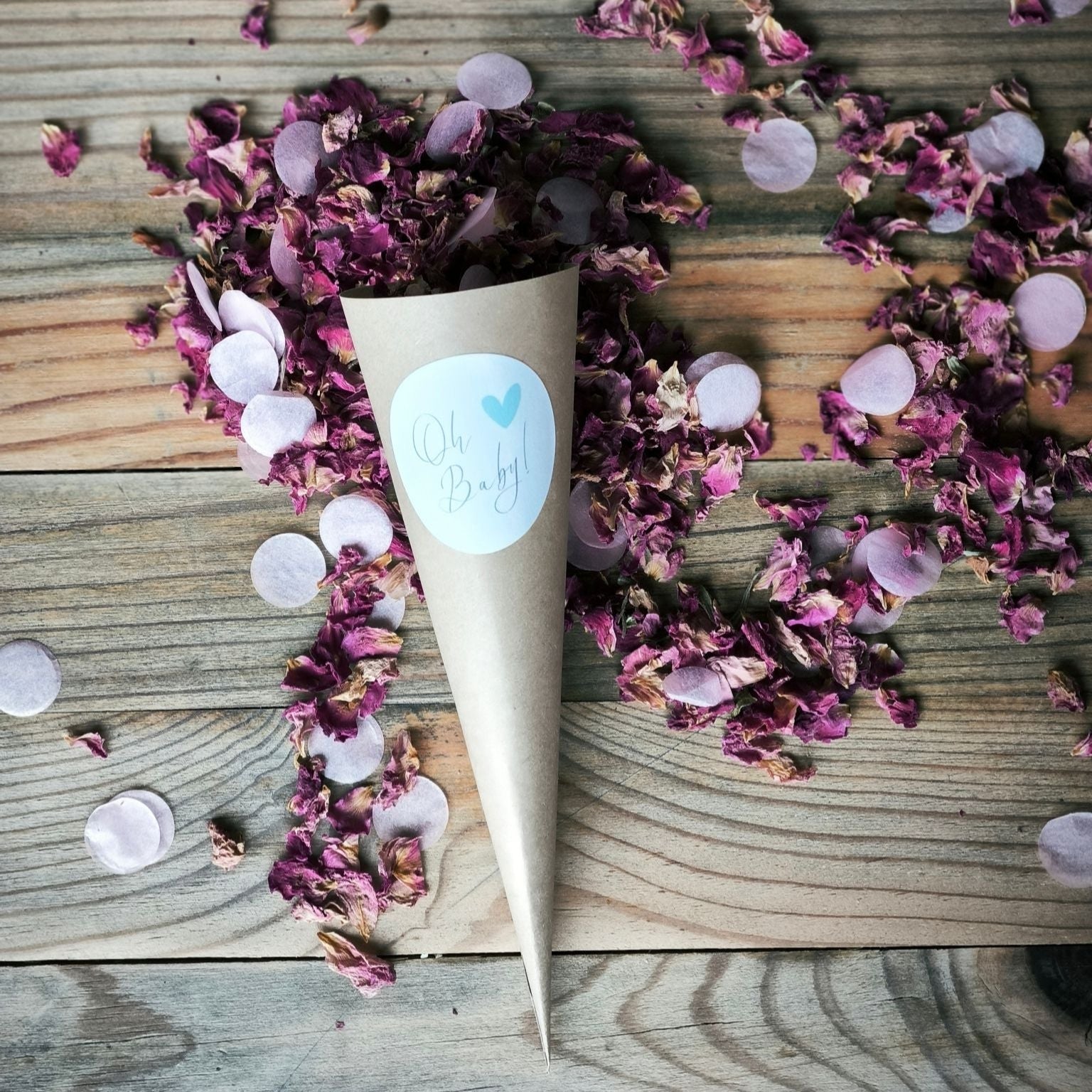 Blütenkonfetti Pink Romance mit Seidenpapier in Cones mit Layout