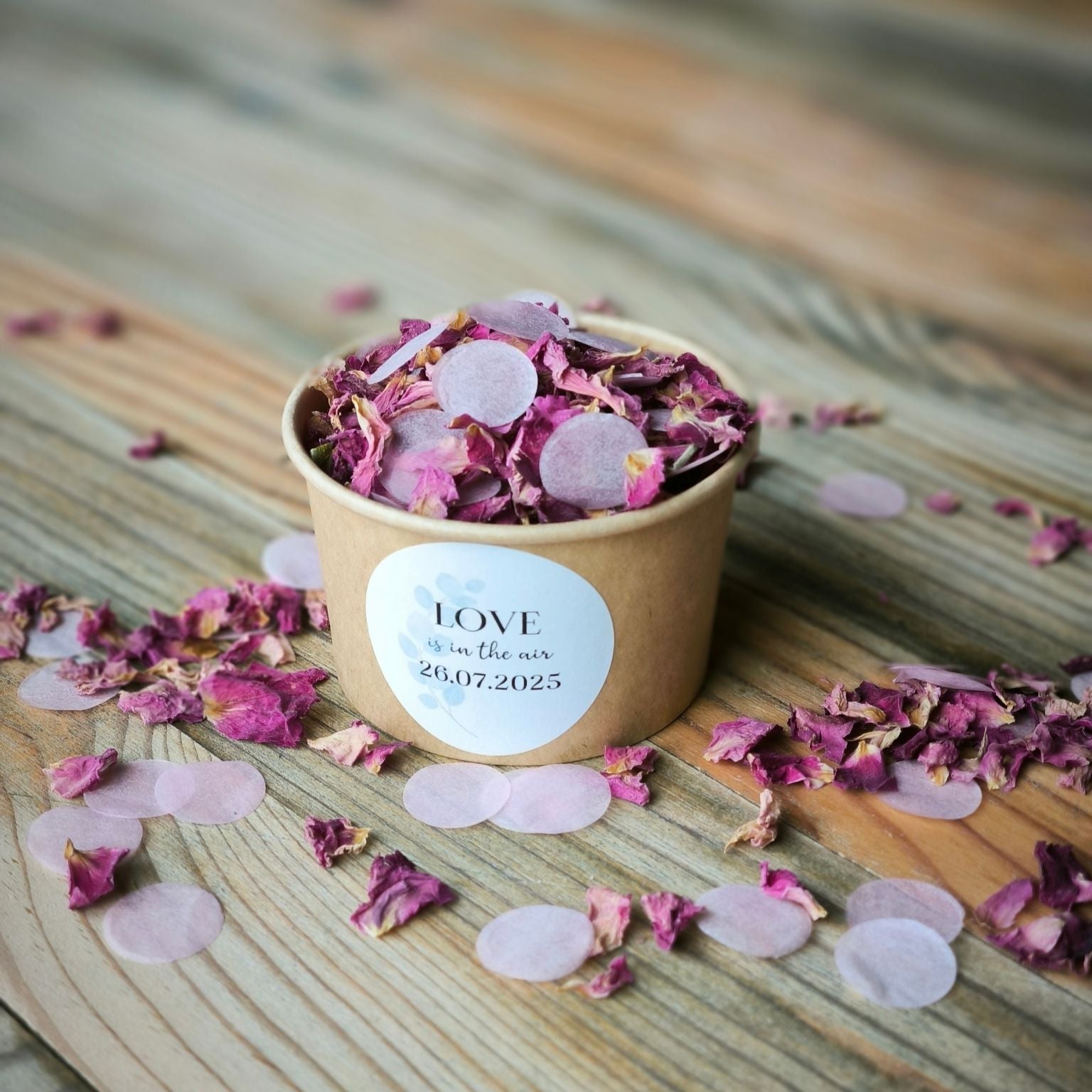 Blütenkonfetti Pink Romance mit Seidenpapier in braunen Bechern mit Layout 2