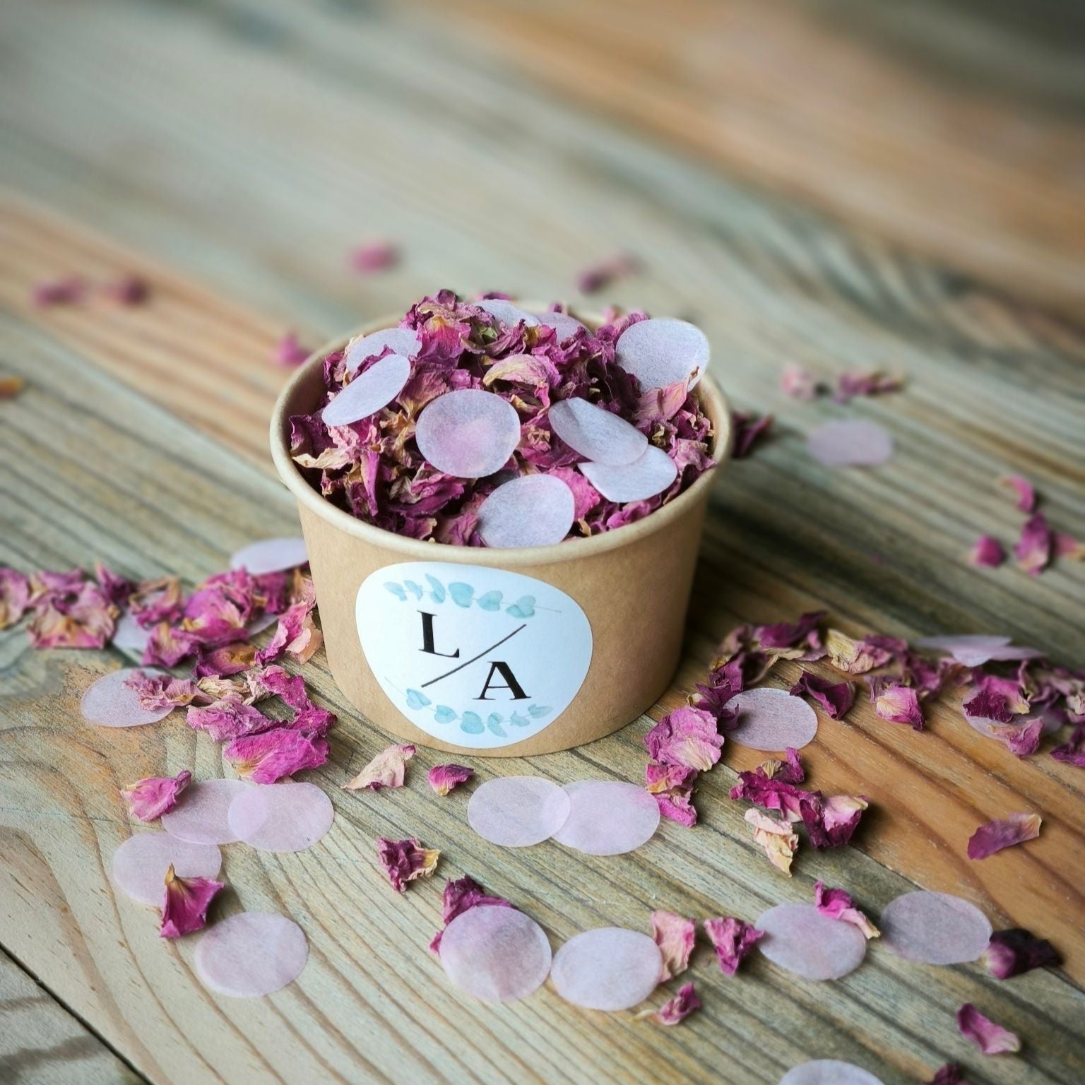 Blütenkonfetti Pink Romance mit Seidenpapier in braunen Bechern in Layout 3