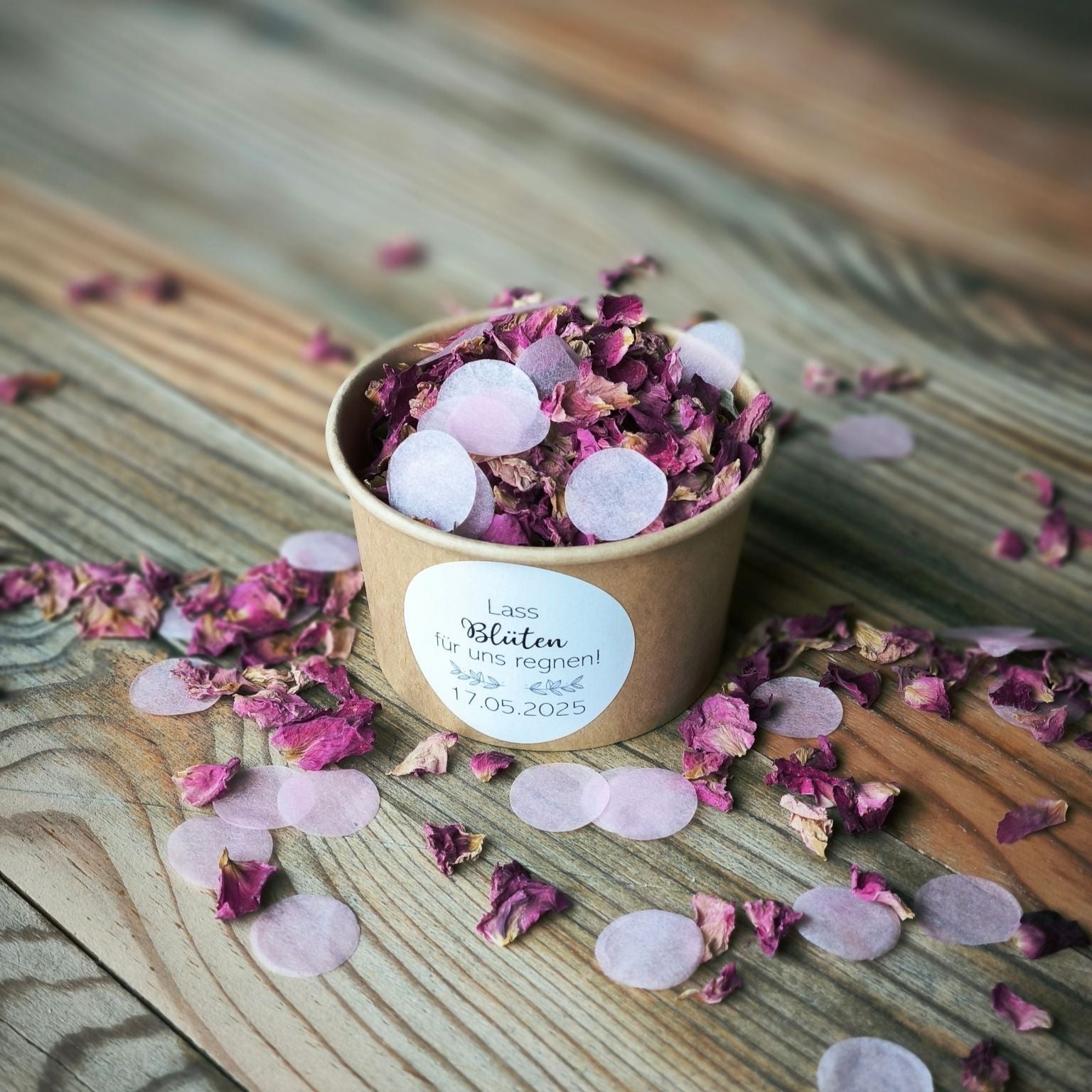 Blütenkonfetti Pink Romance mit Seidenpapier in braunen Bechern mit Layout 4