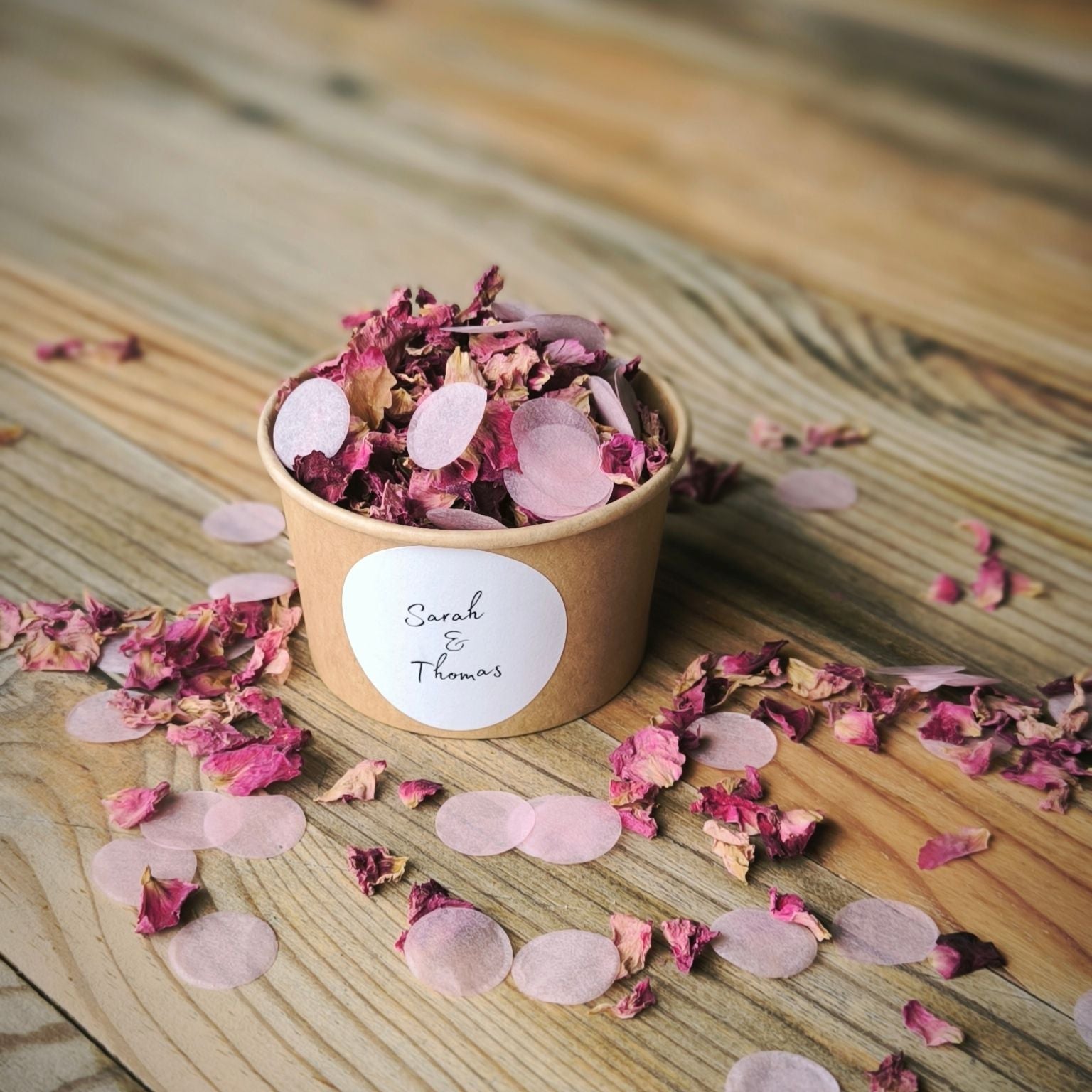 Blütenkonfetti Pink Romance mit Seidenpapier in braunen Bechern mit Layout 5