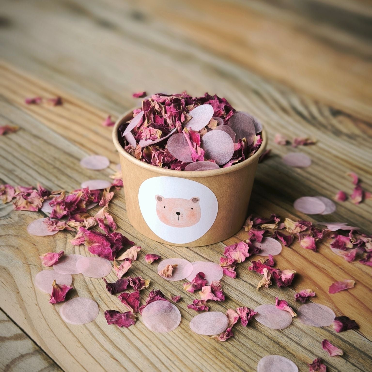 Blütenkonfetti Pink Romance mit Seidenpapier in braunen Bechern mit Layout 9