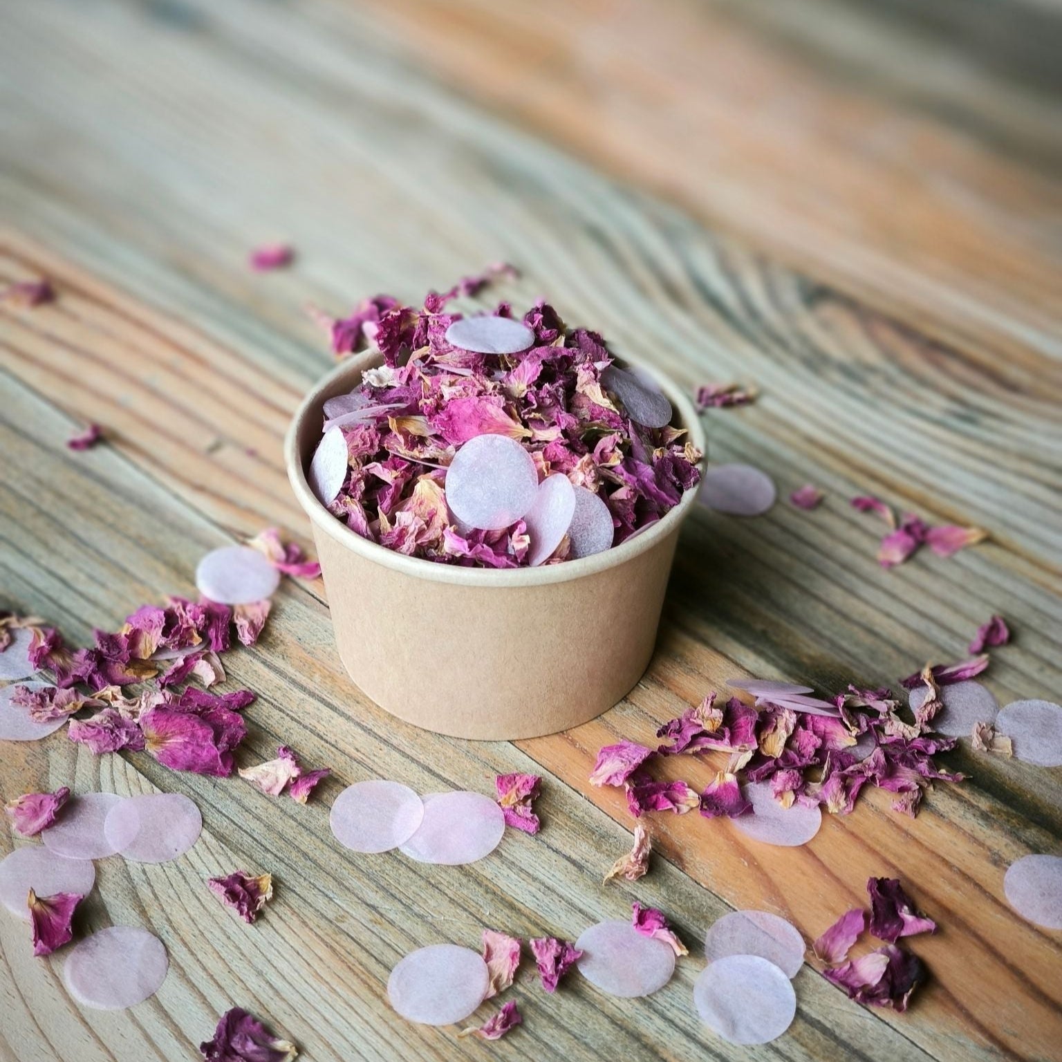 Blütenkonfetti Pink Romance mit Seidenpapier in braunen Bechern ohne Sticker