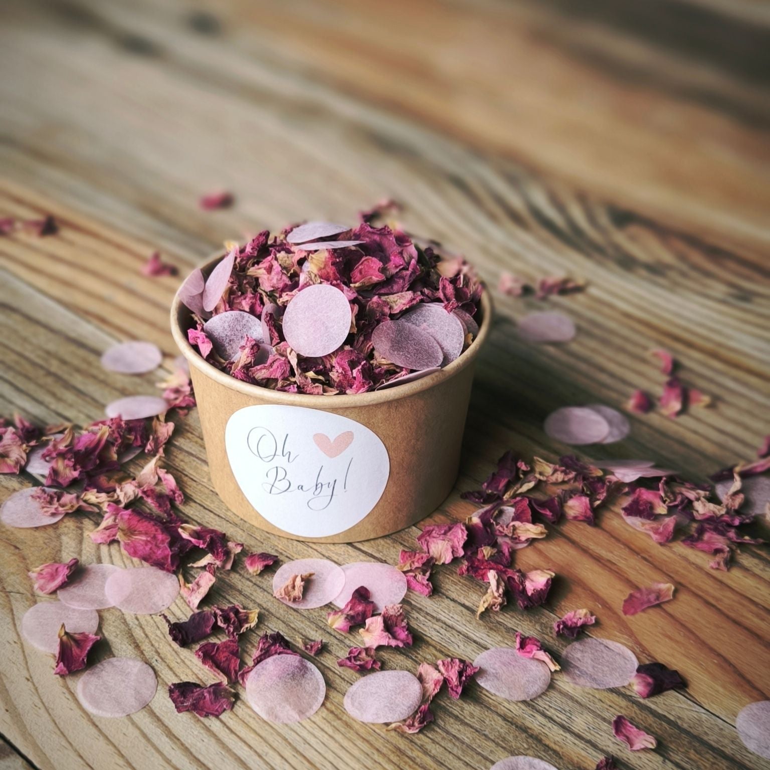 Blütenkonfetti Pink Romance mit Seidenpapier in braunen Bechern mit Layout 7