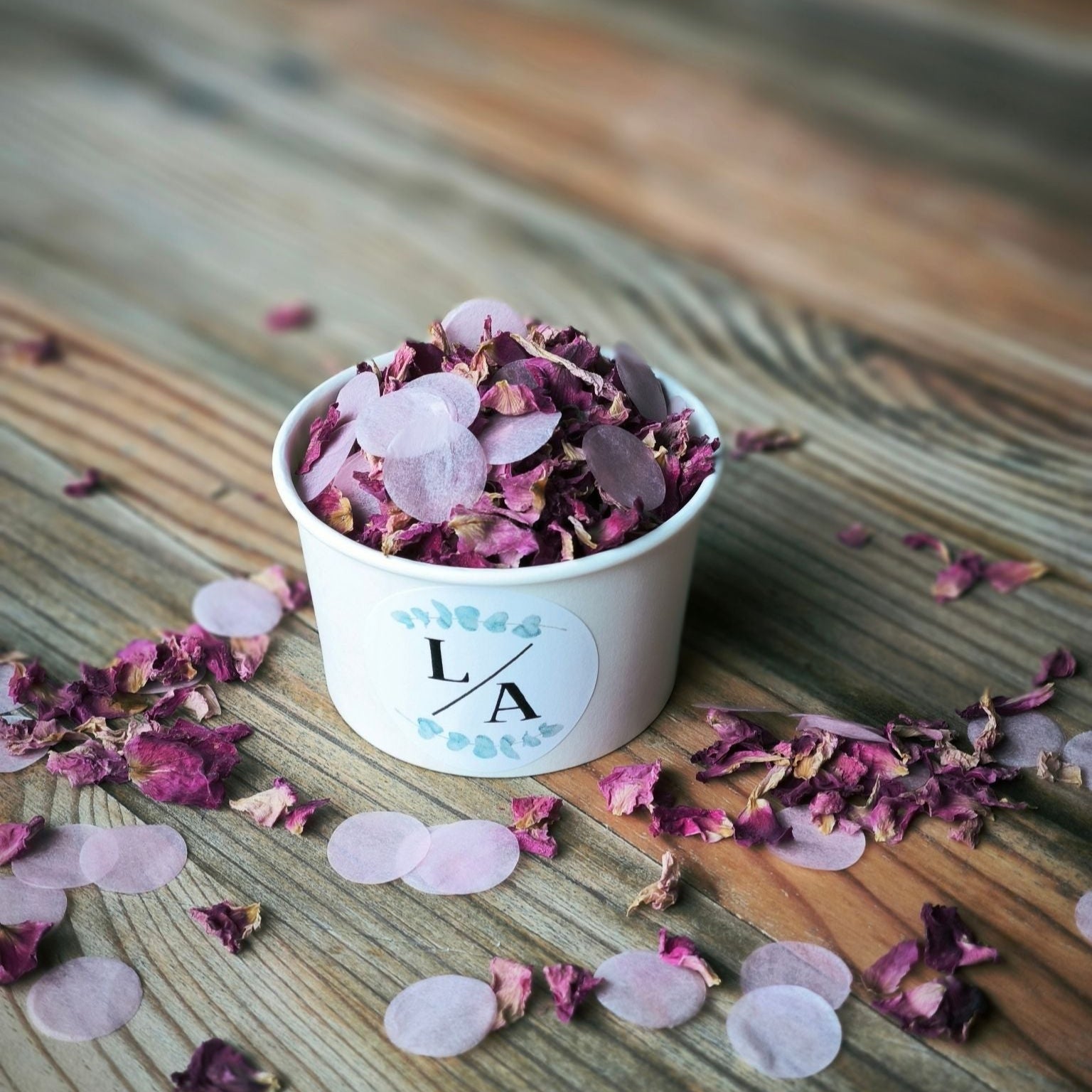 Blütenkonfetti Pink Romance mit Seidenpapier in weißen Bechern mit Layout 3