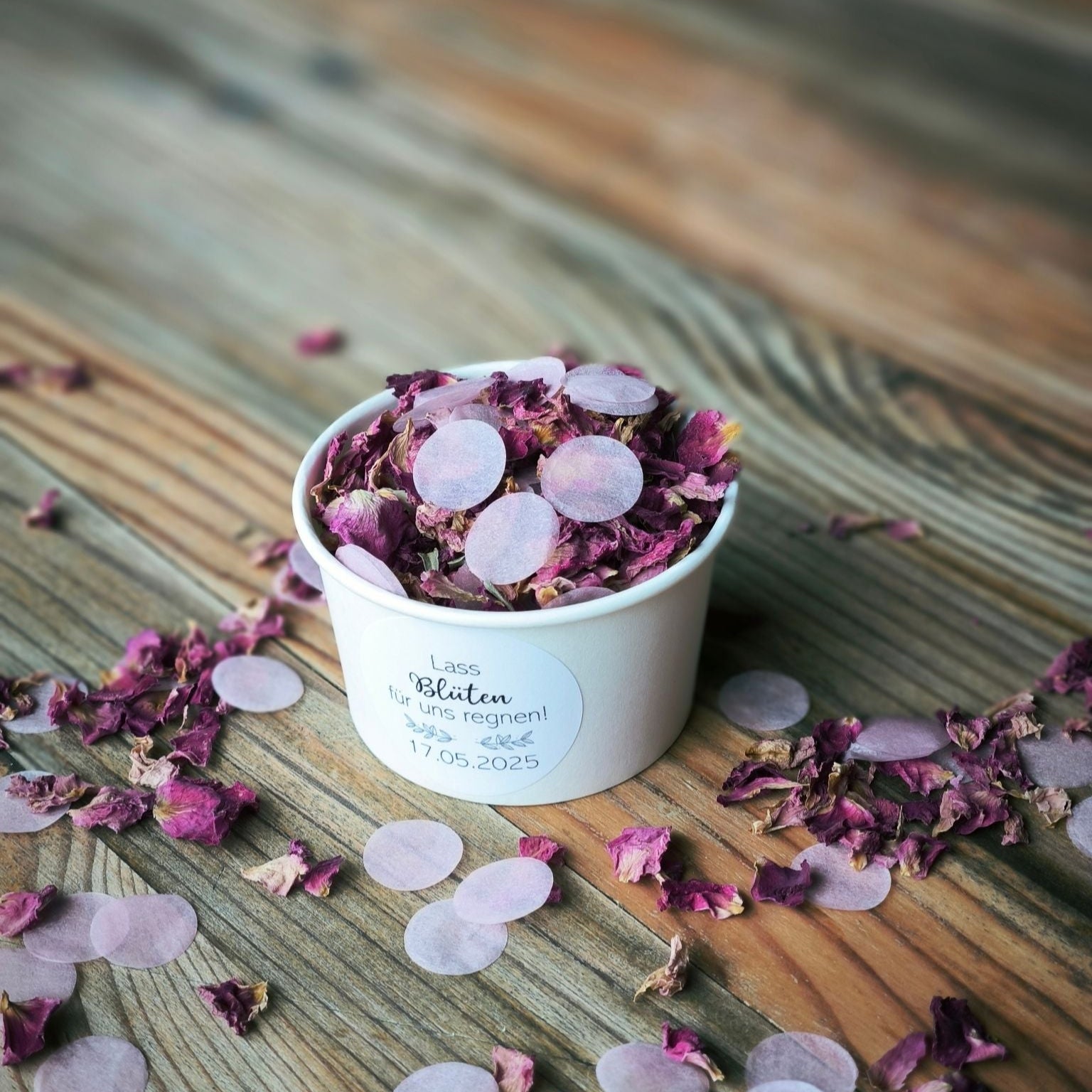 Blütenkonfetti Pink Romance mit Seidenpapier in weißen Bechern mit Layout 4