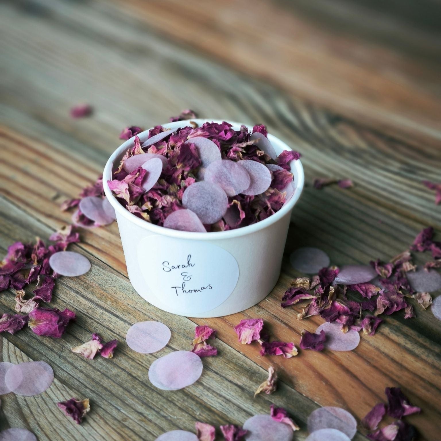 Blütenkonfetti Pink Romance mit Seidenpapier in weißen Bechern mit Layout 5