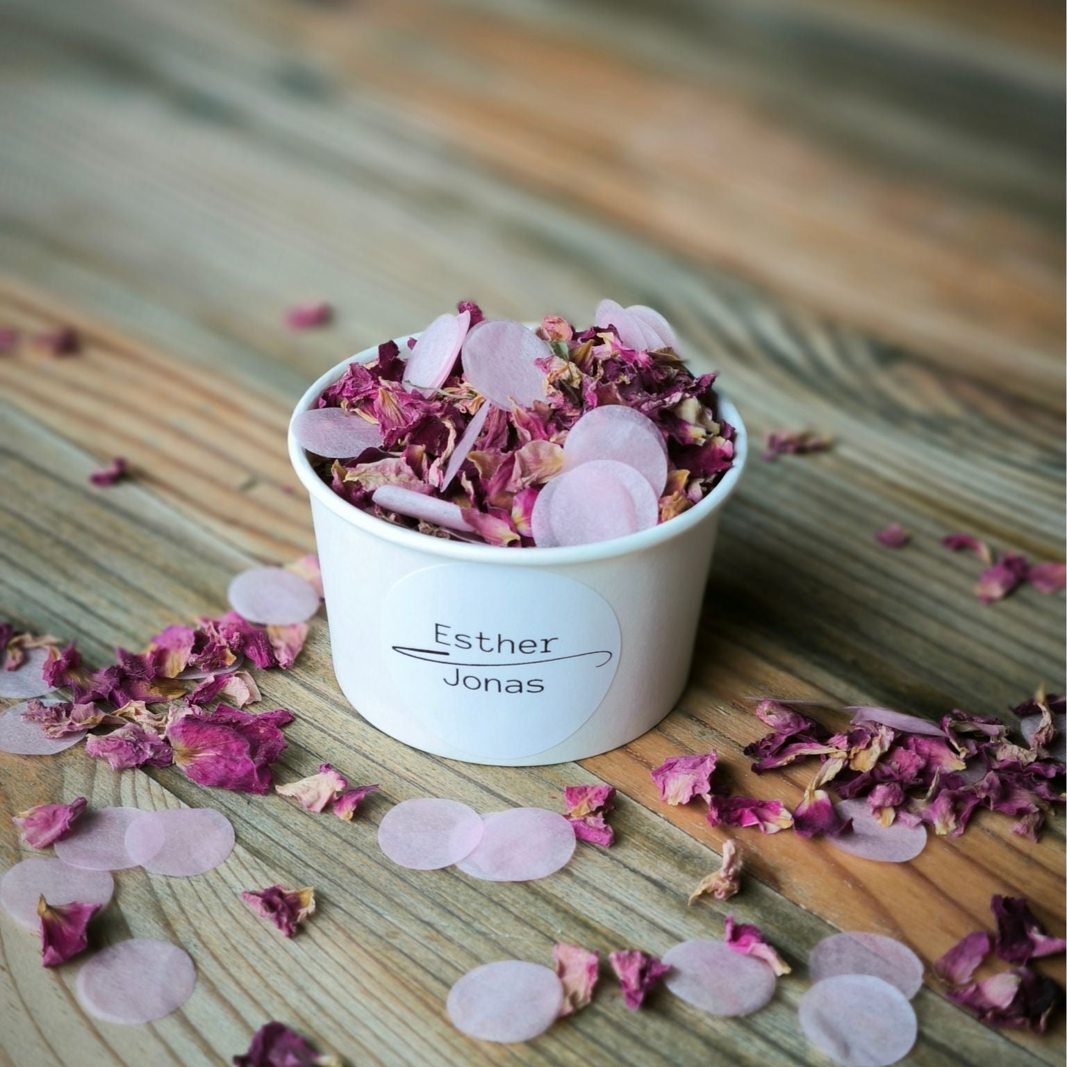 Blütenkonfetti Pink Romance mit Seidenpapier in weißen Bechern mit Layout 6