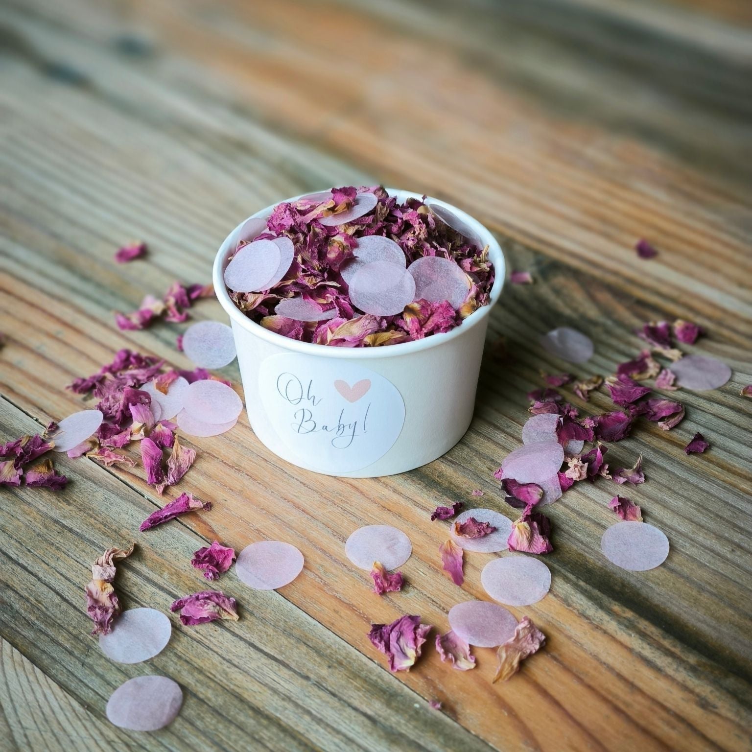 Blütenkonfetti Pink Romance mit Seidenpapier in weißen Bechern Layout 7