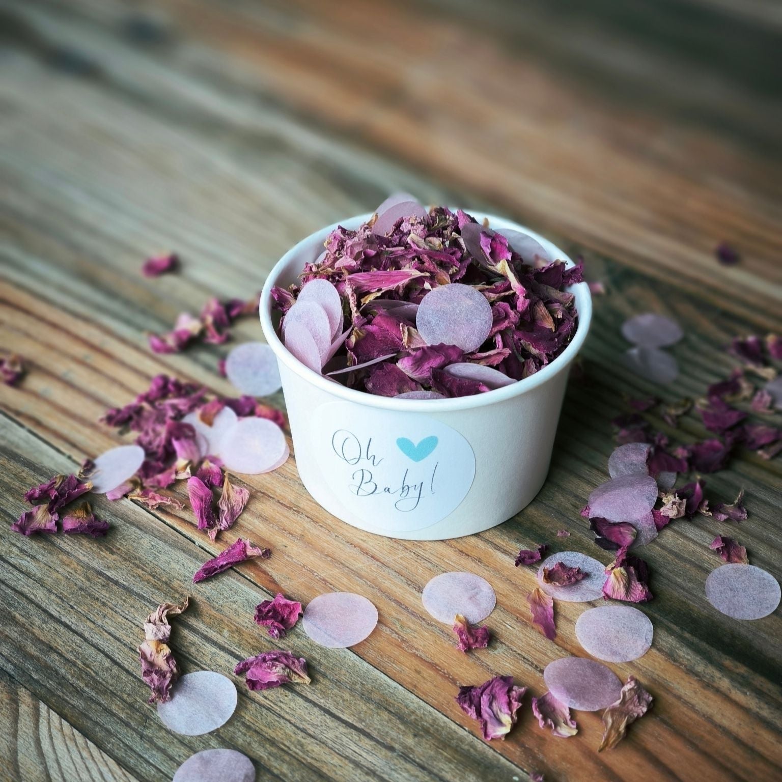 Blütenkonfetti Pink Romance mit Seidenpapier in weißen Bechern mit Layout 8