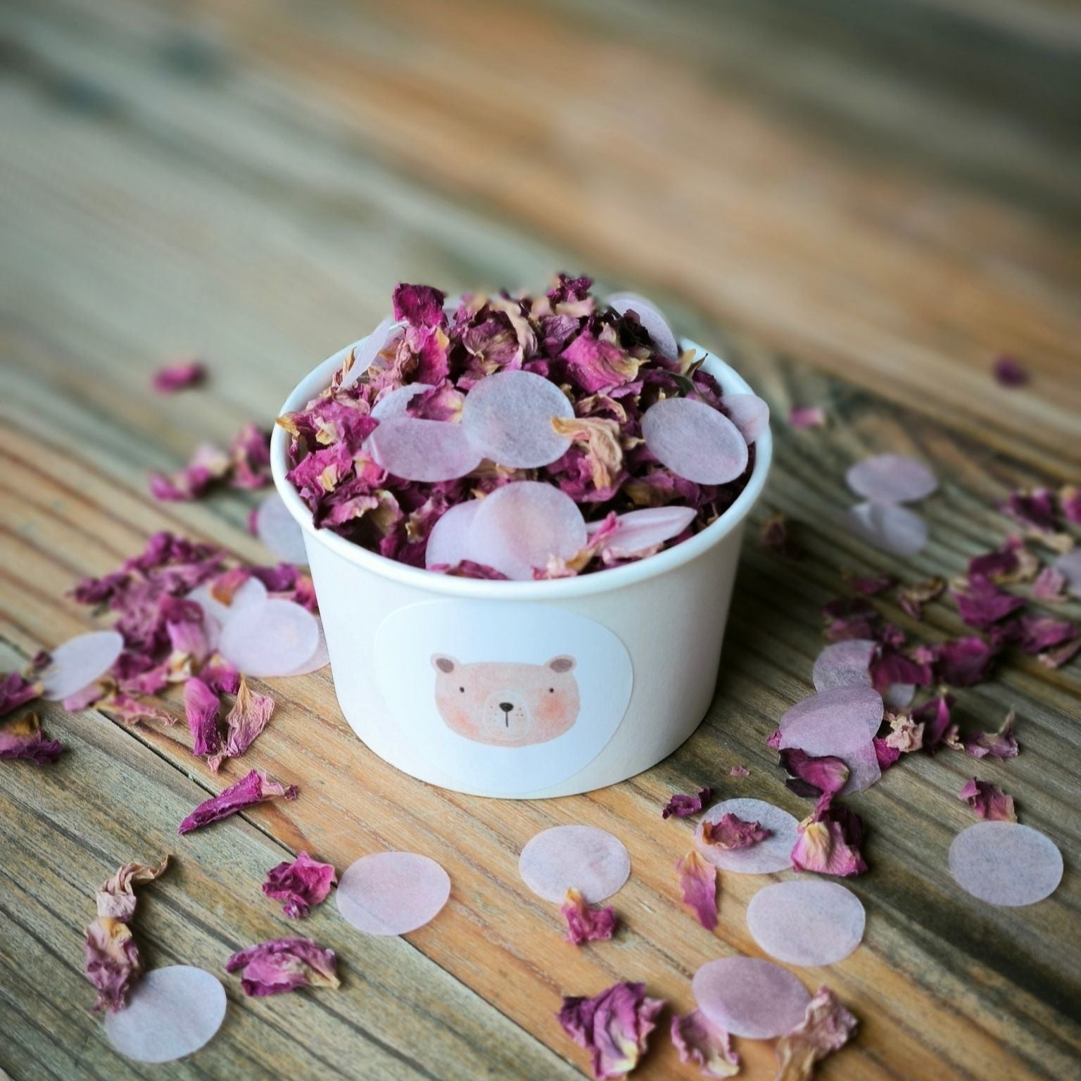 Blütenkonfetti Pink Romance mit Seidenpapier in weißen Bechern mit Layout 9