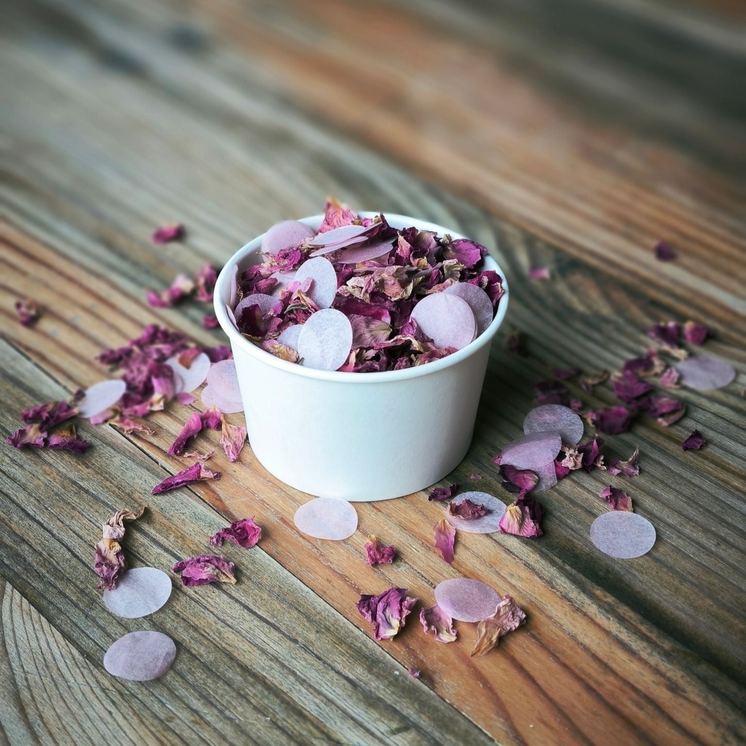 Blütenkonfetti Pink Romance mit Seidenpapierkonfetti in weißen Bechern ohne Sticker
