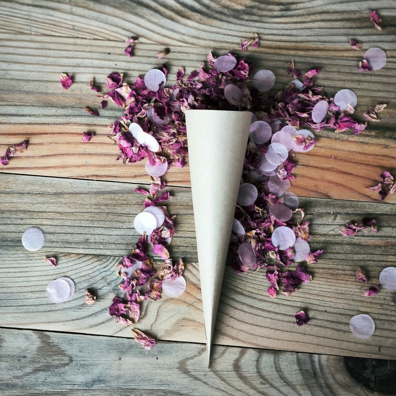Blütenkonfetti Pink Romance mit Seidenpapier in Cones ohne Sticker
