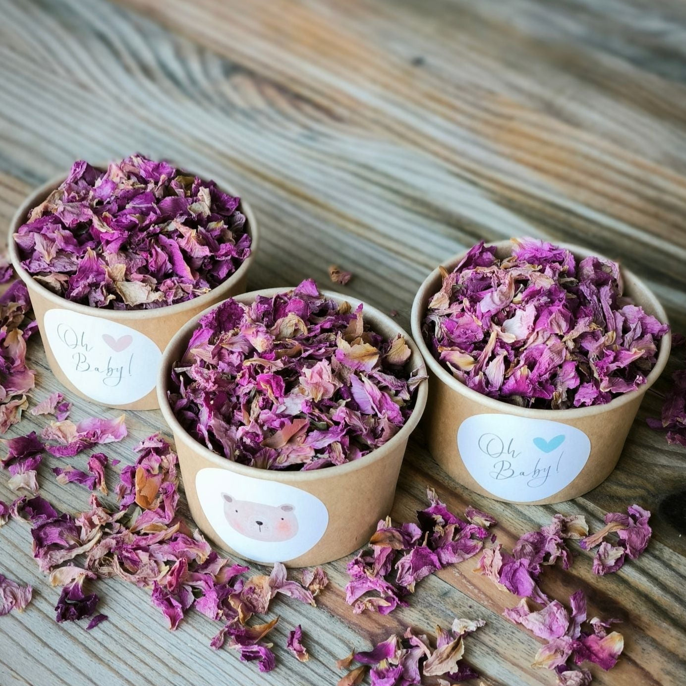 Blütenkonfetti Pink Romance in braunen Bechern