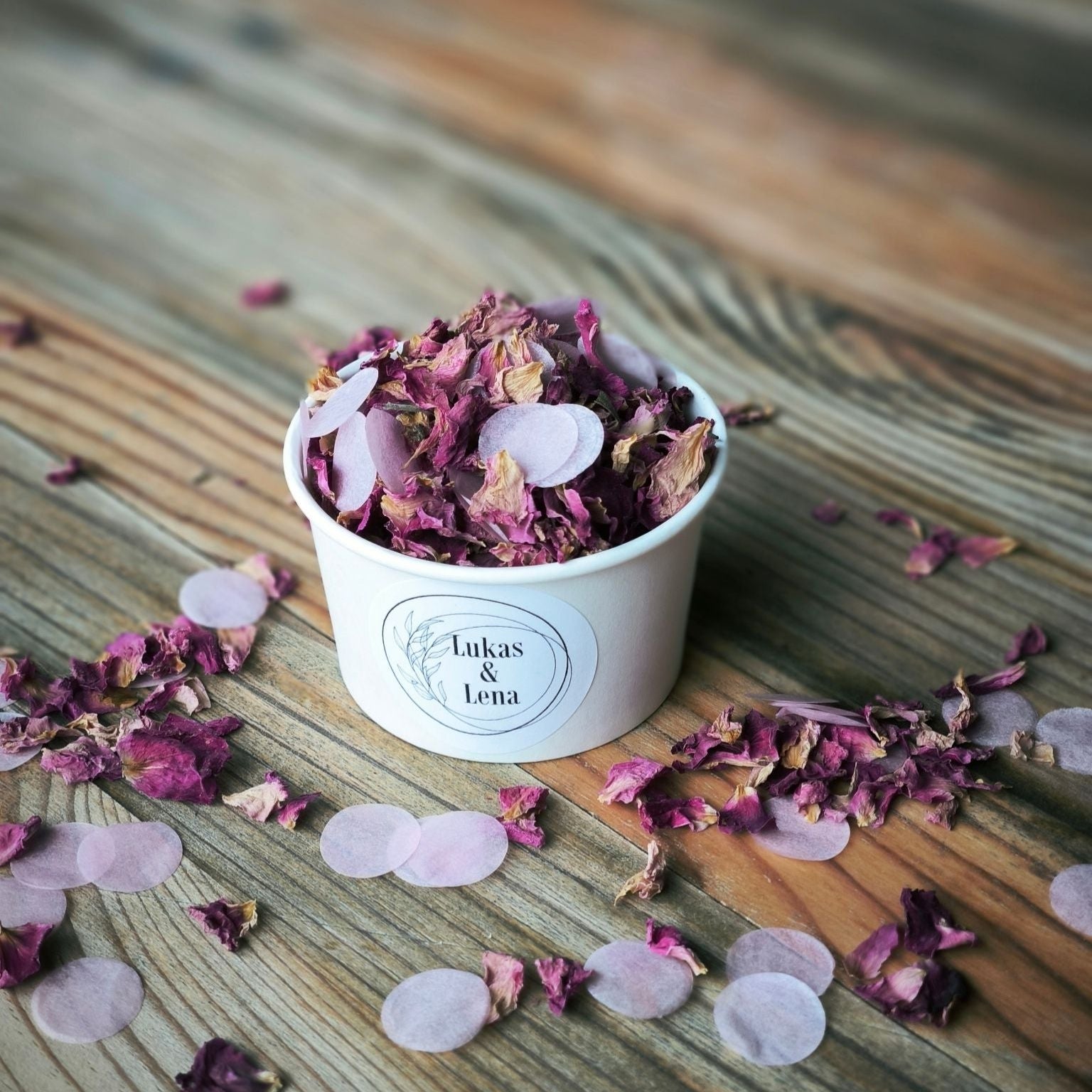 Blütenkonfetti Pink Romance mit Seidenpapier in weißen Bechern mit Layout 1