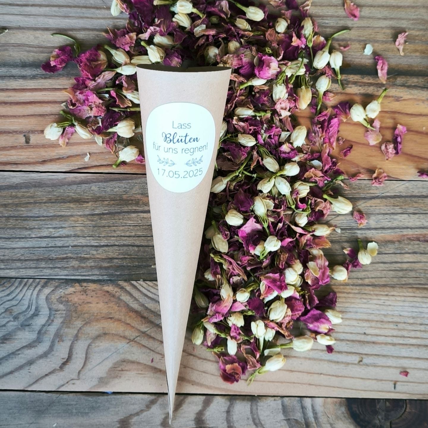 Blütenkonfetti Pink Ivory in Cones mit Layout 4