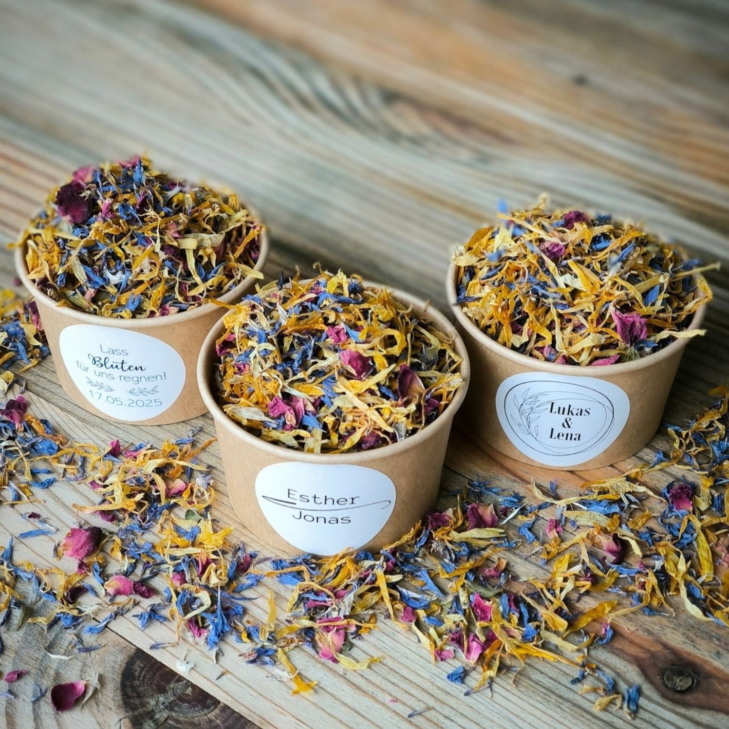 Blütenkonfetti Summer Days in braunen Bechern
