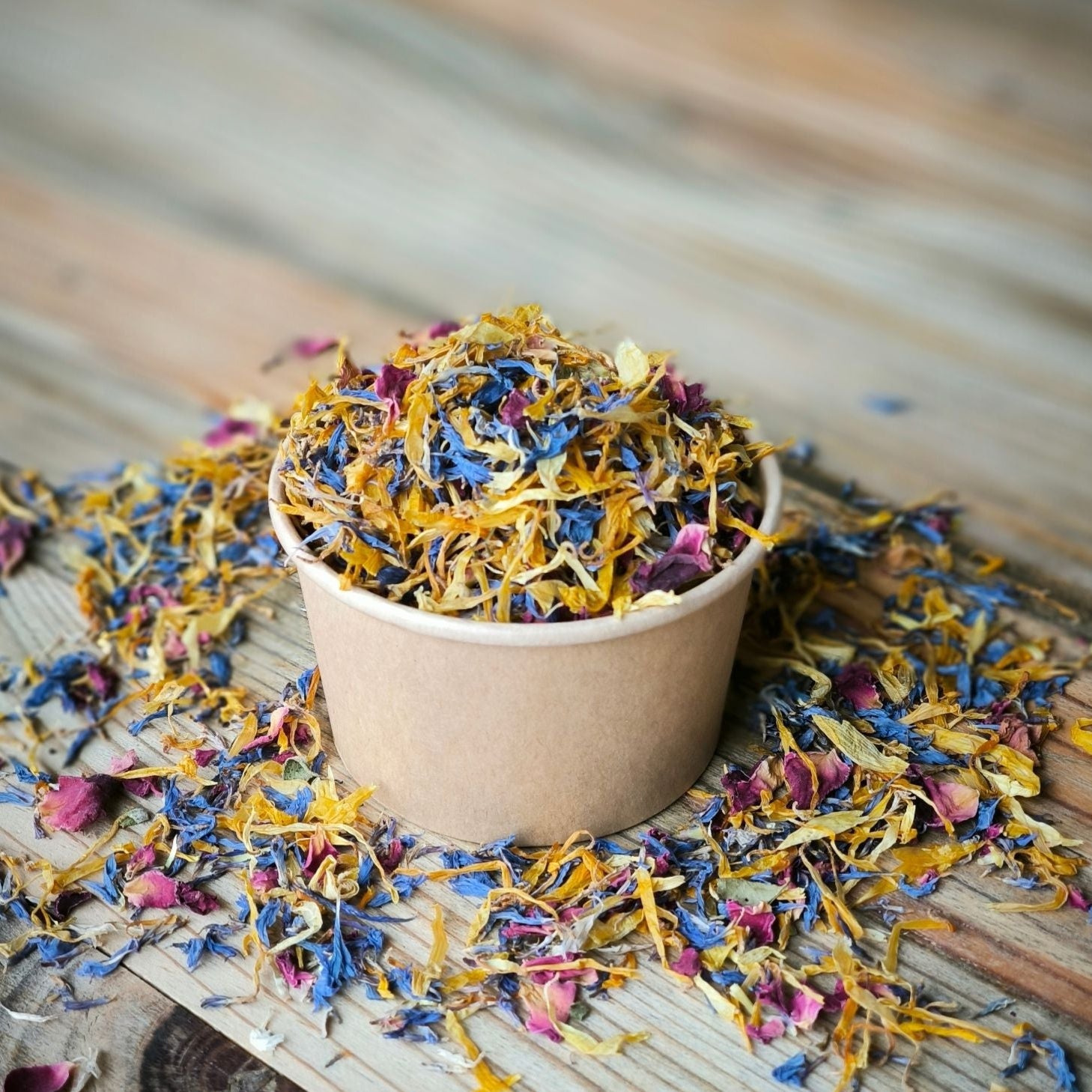 Blütenkonfetti Summer Days in braunen Bechern kein Sticker