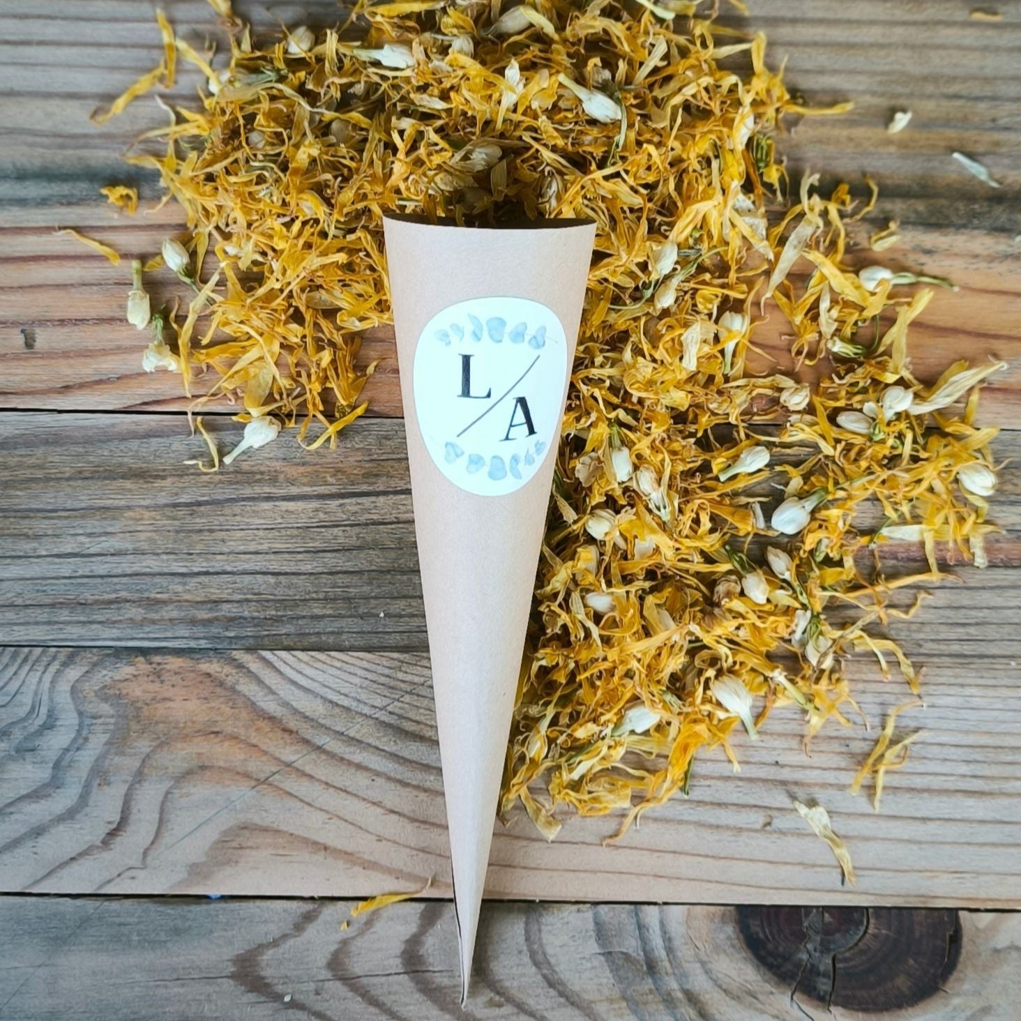 Blütenkonfetti Yellow Ivory in Cones mit Layout 3