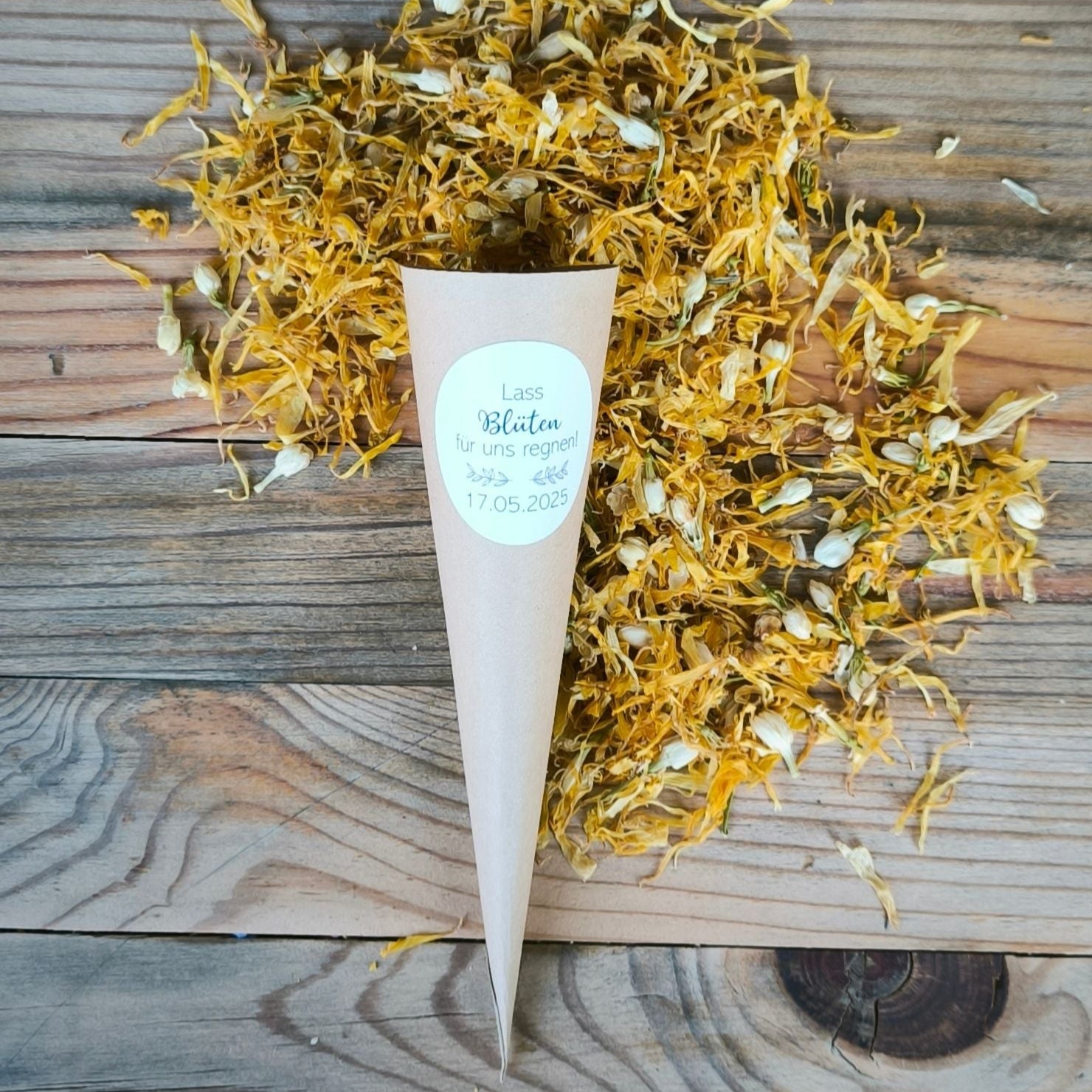 Bütenkonfetti Yellow Ivory in Cones mit Layout 4