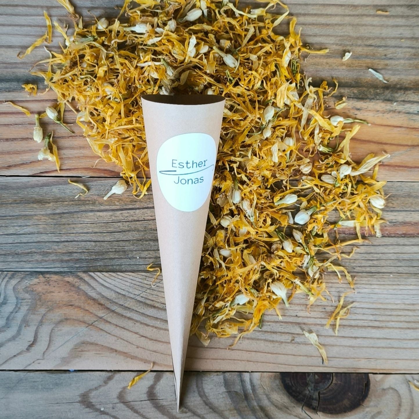 Blütenkonfetti Yellow Ivory in Cones mit Layout 6