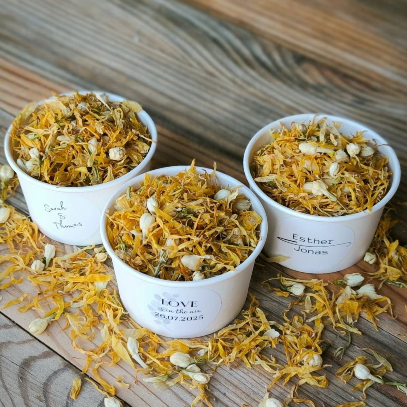 Blütenkonfetti Yellow Ivory in weißen Bechern