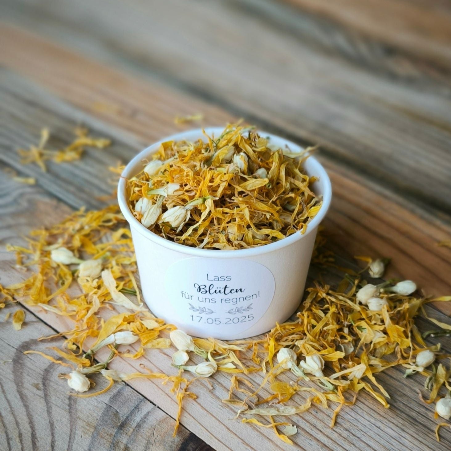 Blütenkonfetti Yellow Ivory in weißen Bechern mit Layout 4