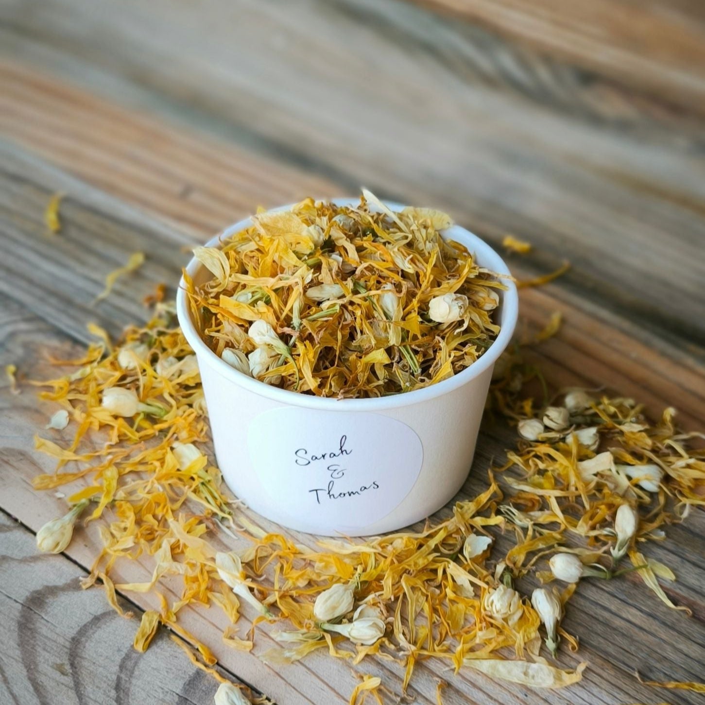 Blütenkonfetti Yellow Ivory in weißen Bechern mit Layout 5