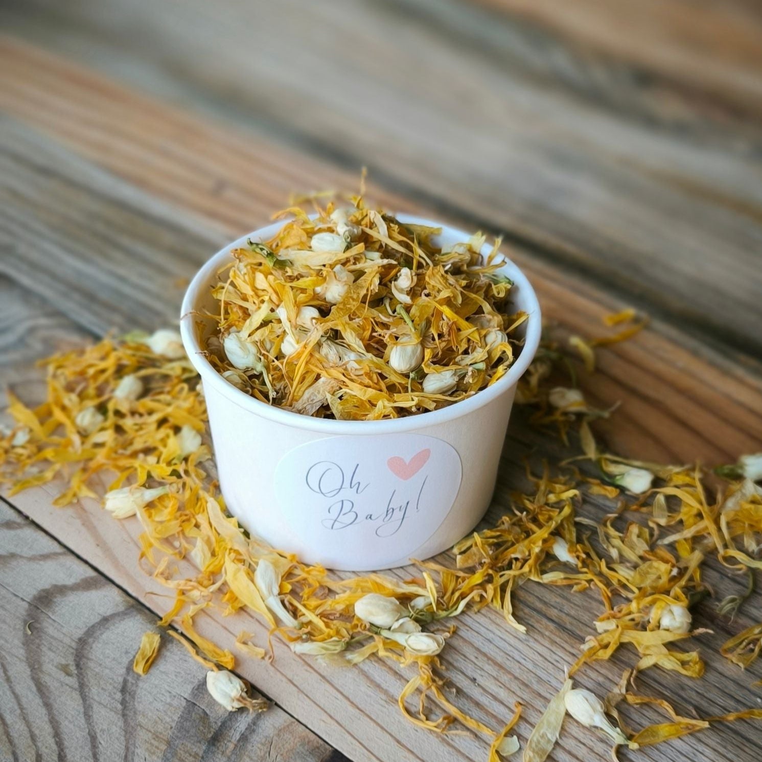 Blütenkonfetti Yellow Ivory in weißen Bechern mit Layout 7