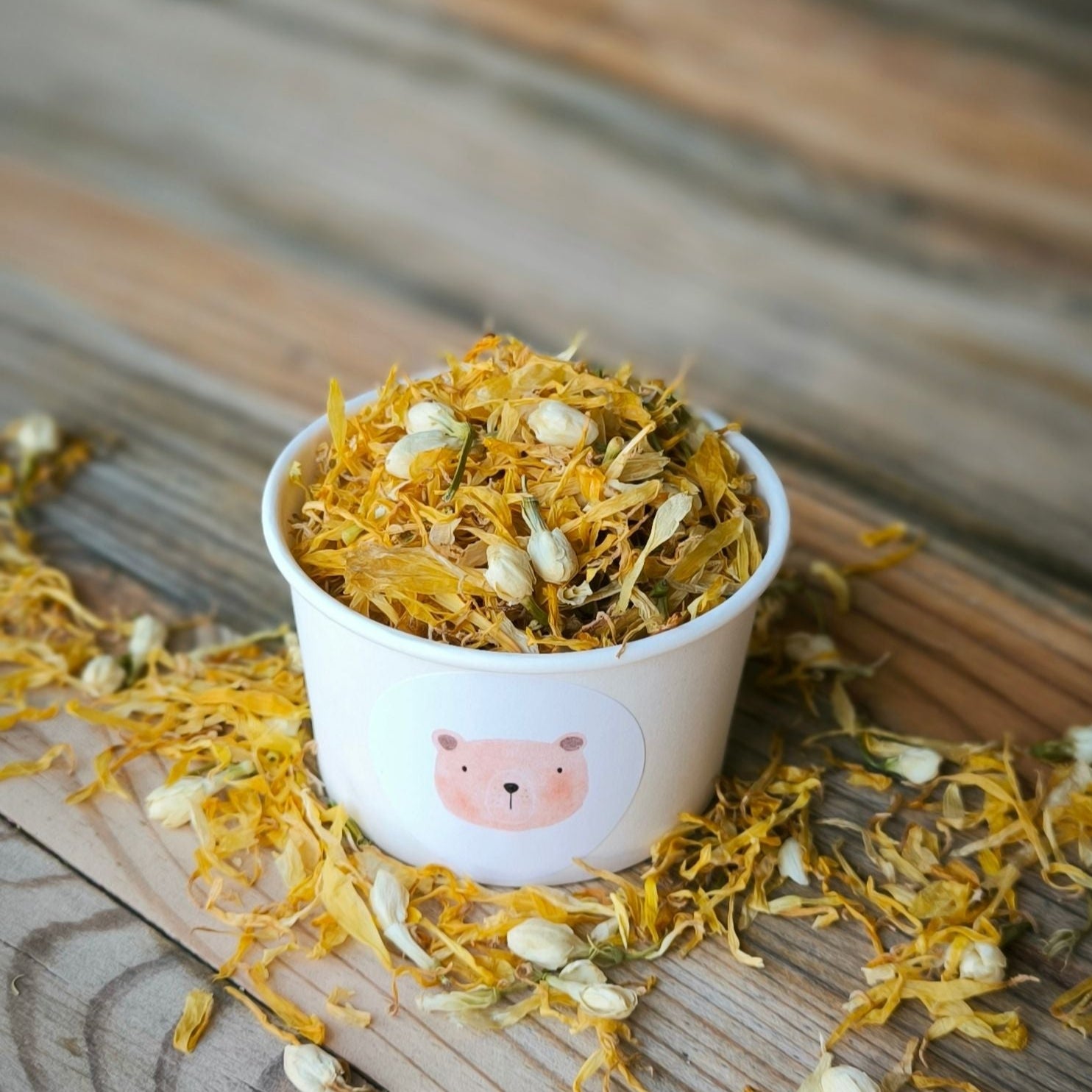 Blütenkonfetti Yellow Ivory in weißen Bechern mit Layout 9