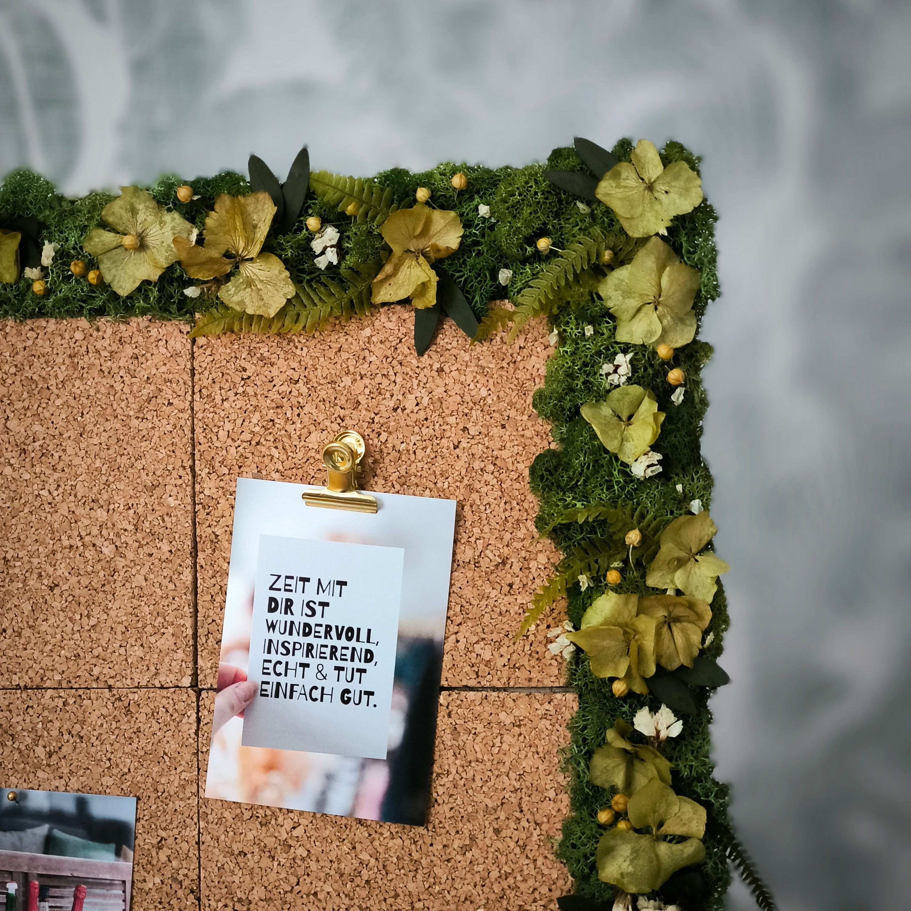 Blütenkonfetti Zeitgeschenk Pinnwand mit Fotos