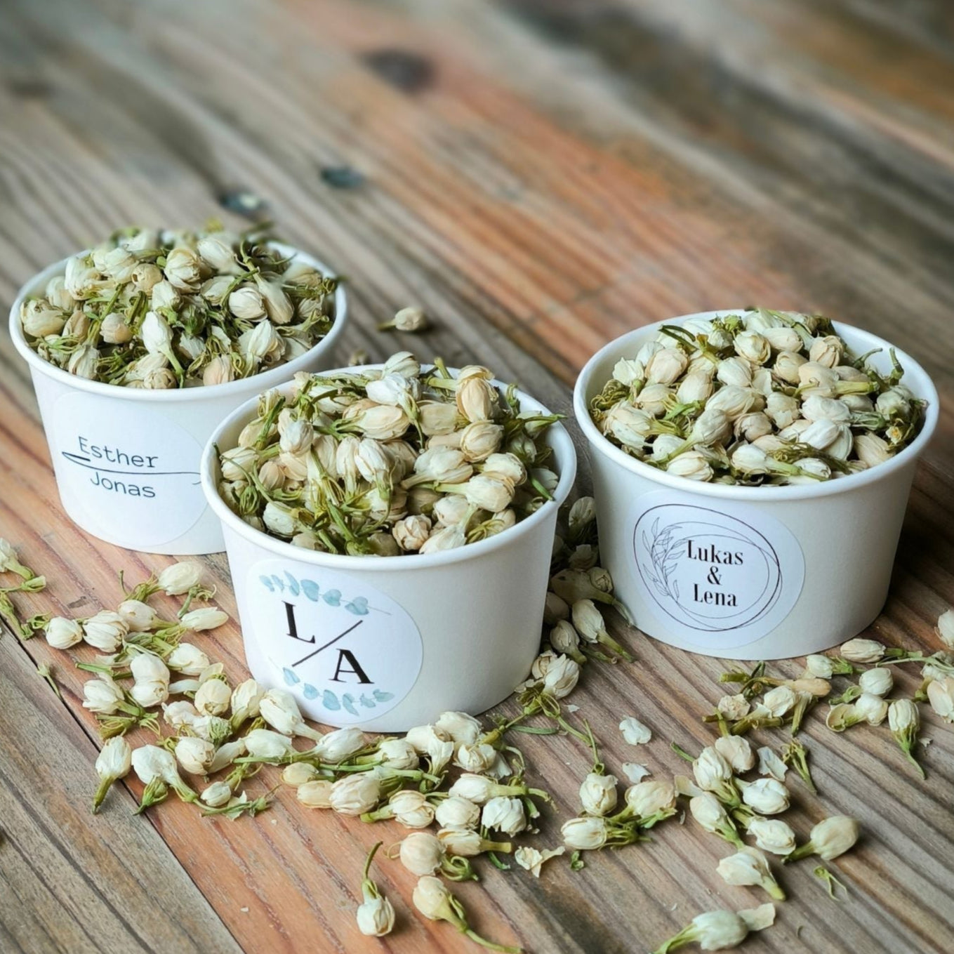 Blütenkonfetti Ivory Jasmin mit weißen Bechern