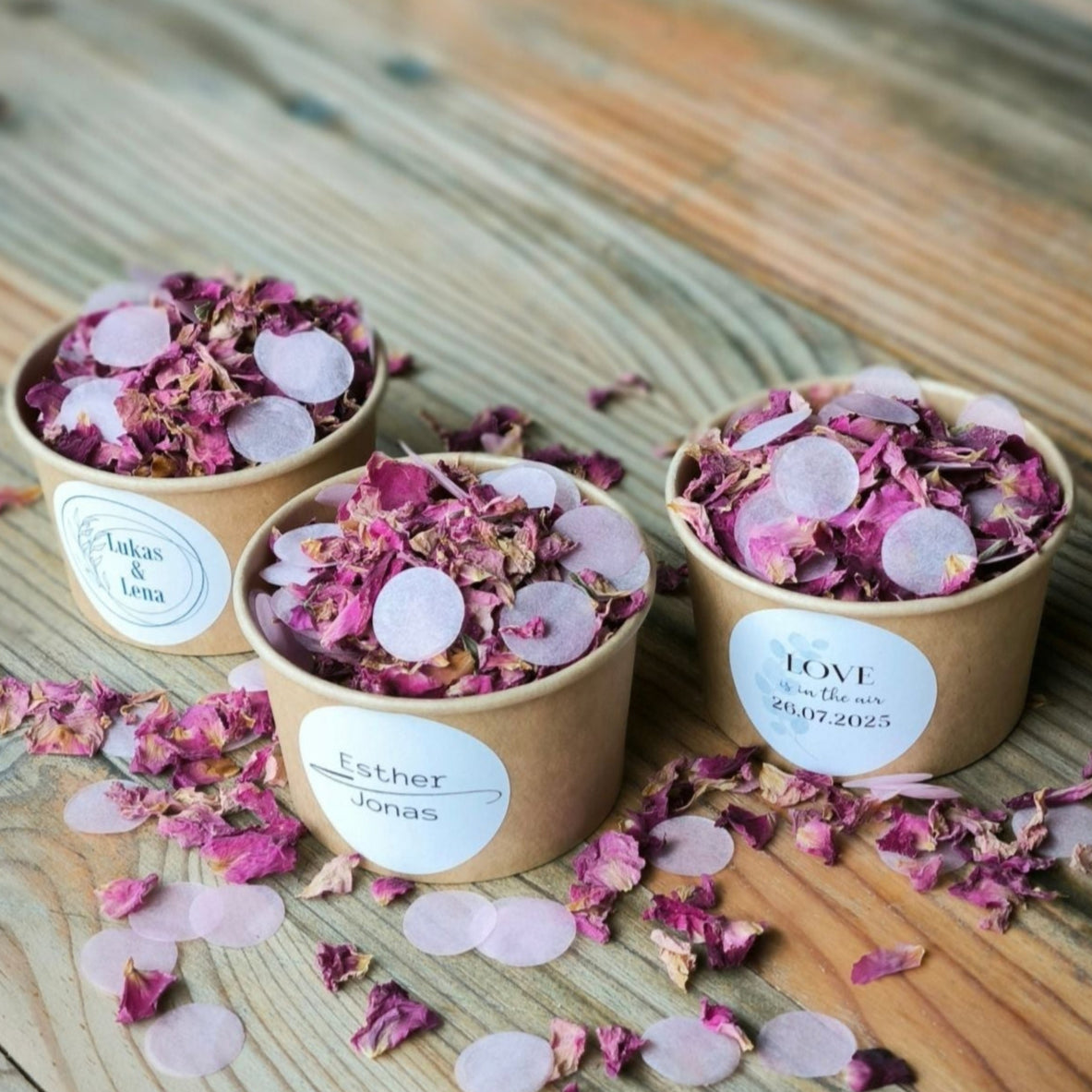 Blütenkonfetti mit Seidenpapierkonfetti in braunen Bechern