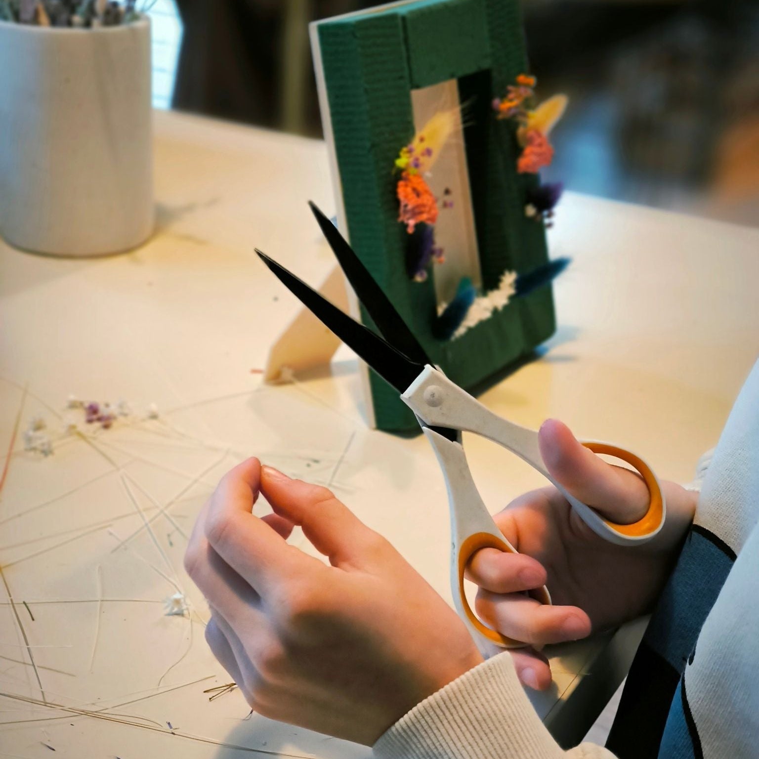 Blütenkonfetti Zeitgeschenk Gutschein am Arbeiten