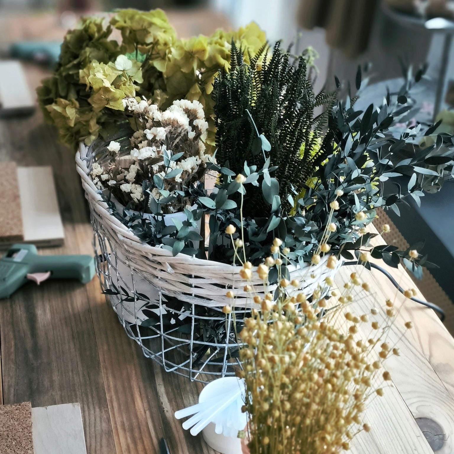 Blütenkonfetti zeitgeschenke Pinnwand Korb mit Trockenblumen