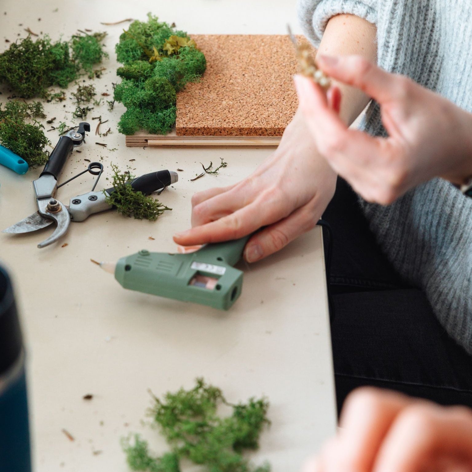 Blütenkonfetti zeitgeschenk Pinnwand bei der Arbeit