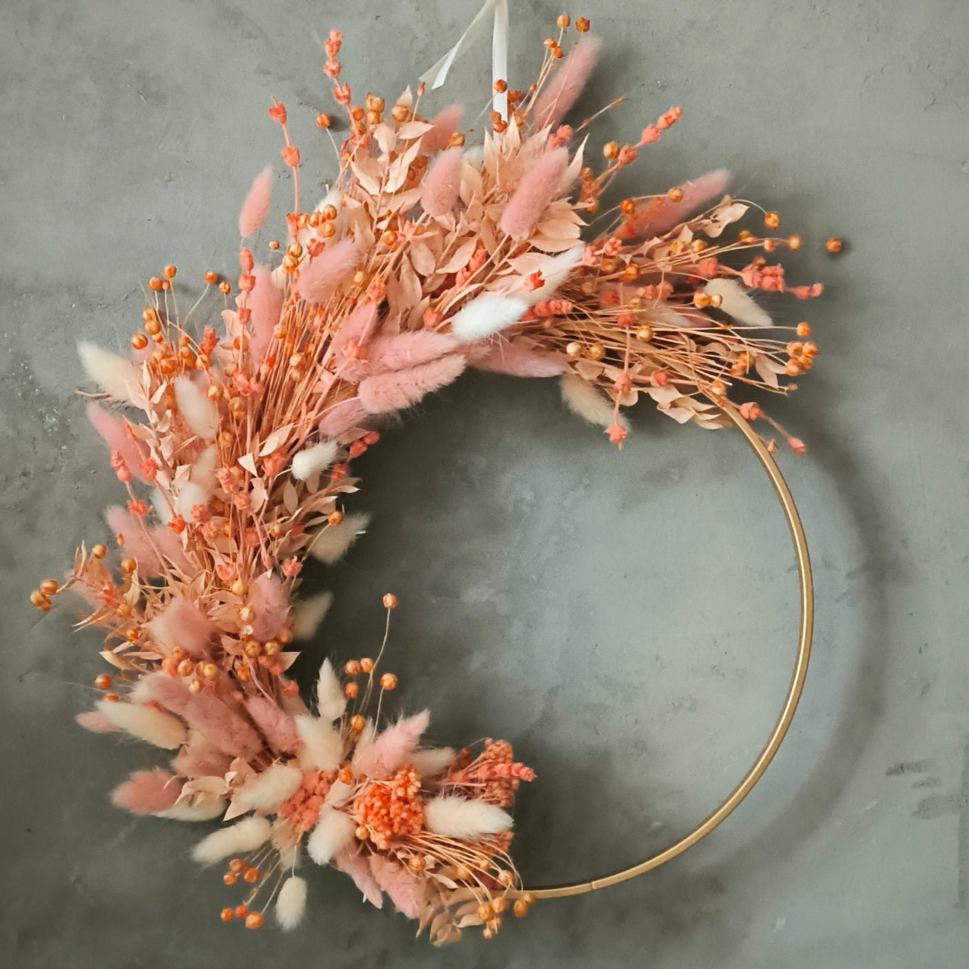 Goldener Blumenring mit Trockenblumen in Pfirsich – Handgefertigte Boho-Deko für dein Zuhause