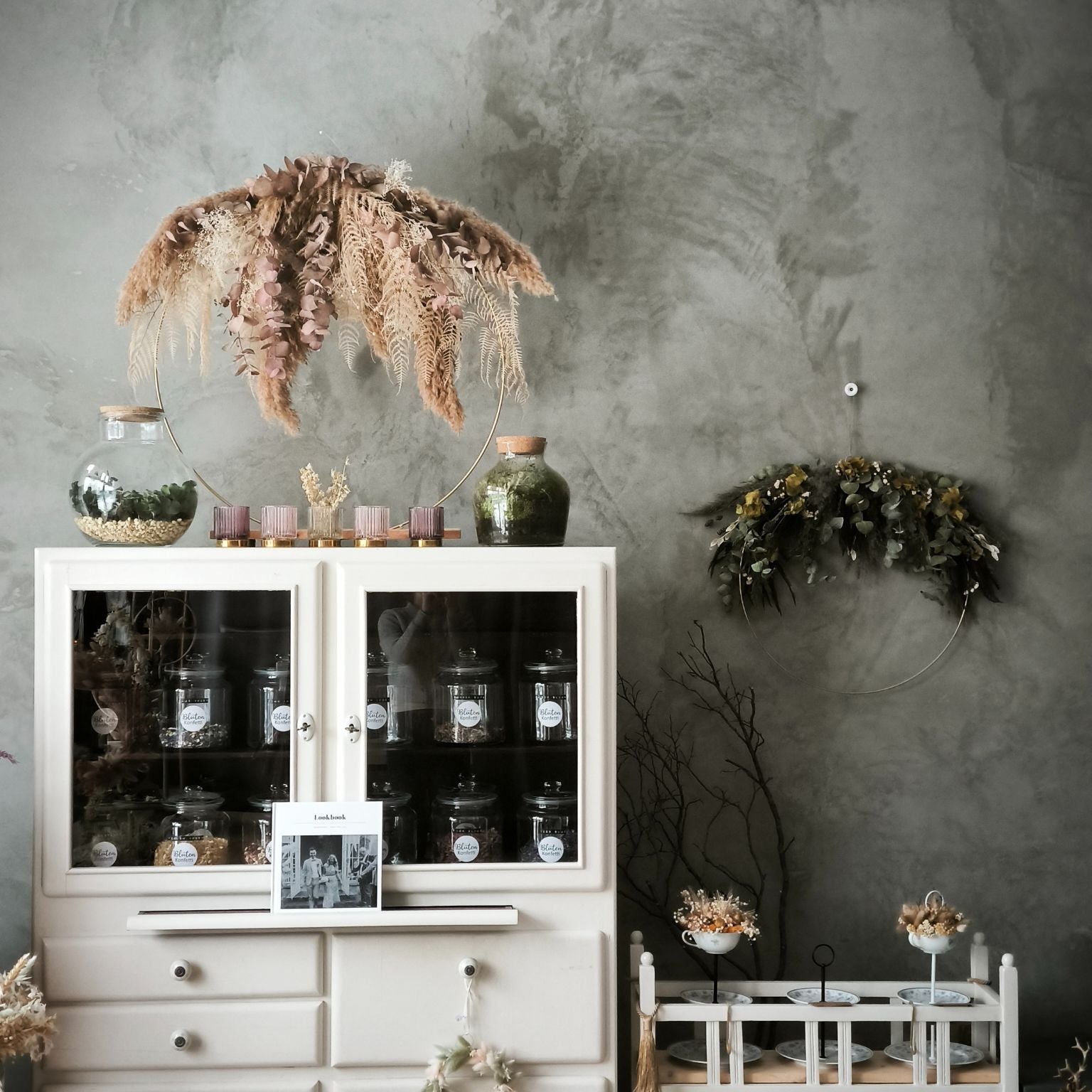 Boho Eukalyptus großer Trockenblumenring in natürlichen Grün und Grautönen im Laden