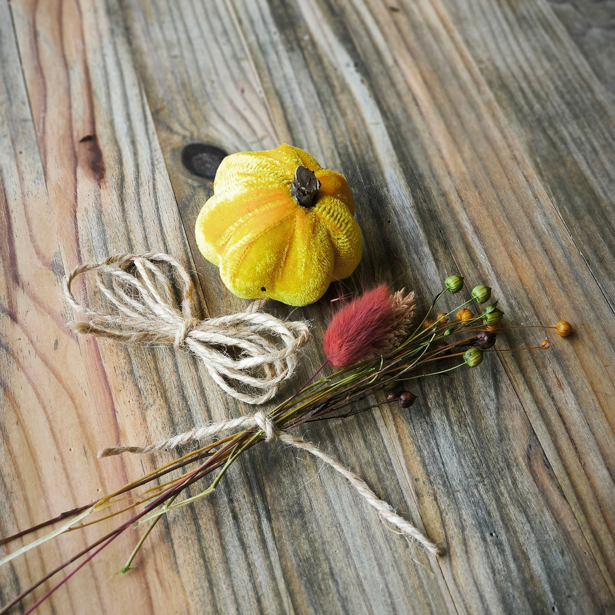 DIY Samtkürbis Materialien für den gelben Kürbis
