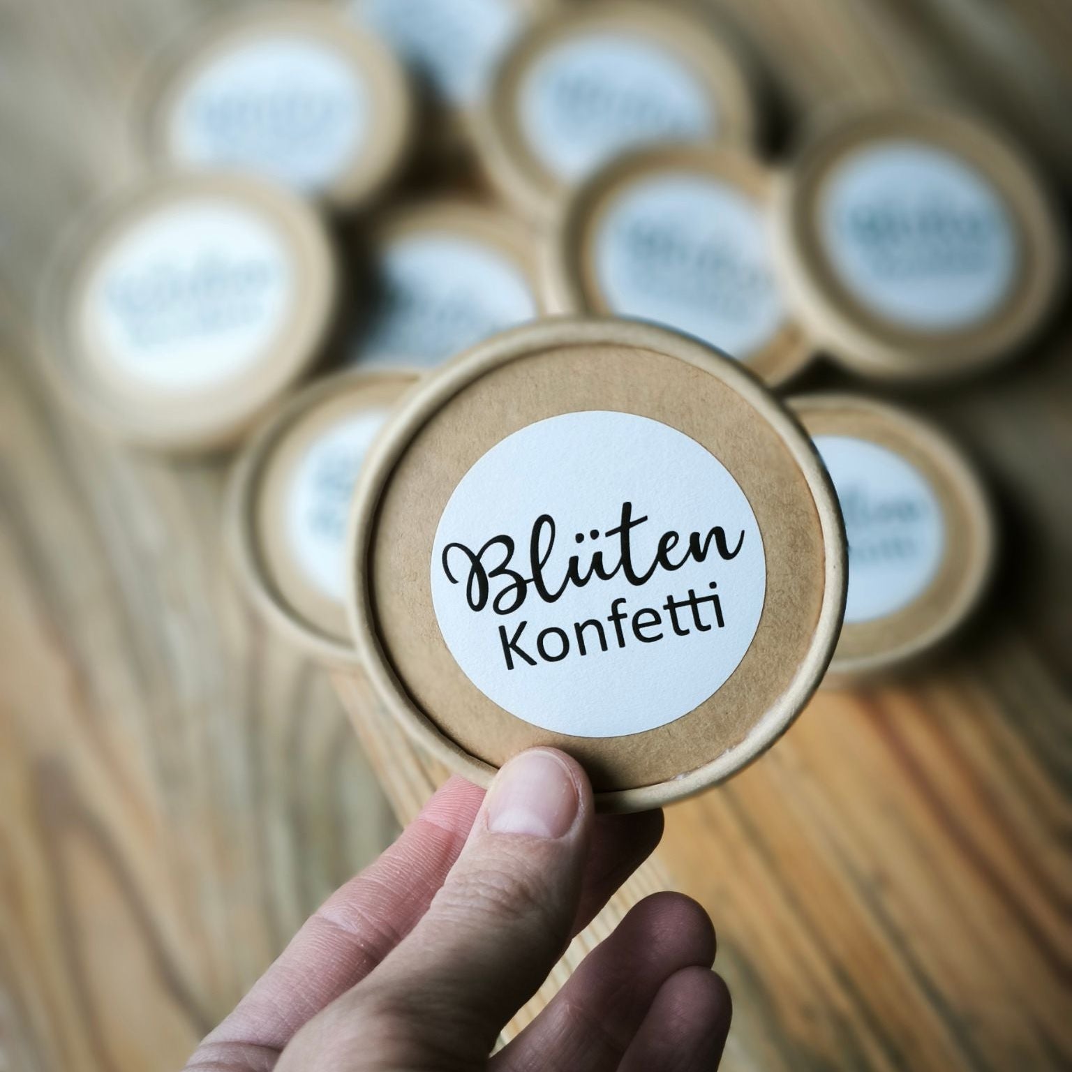 Deckel für Becher braun mit Sticker