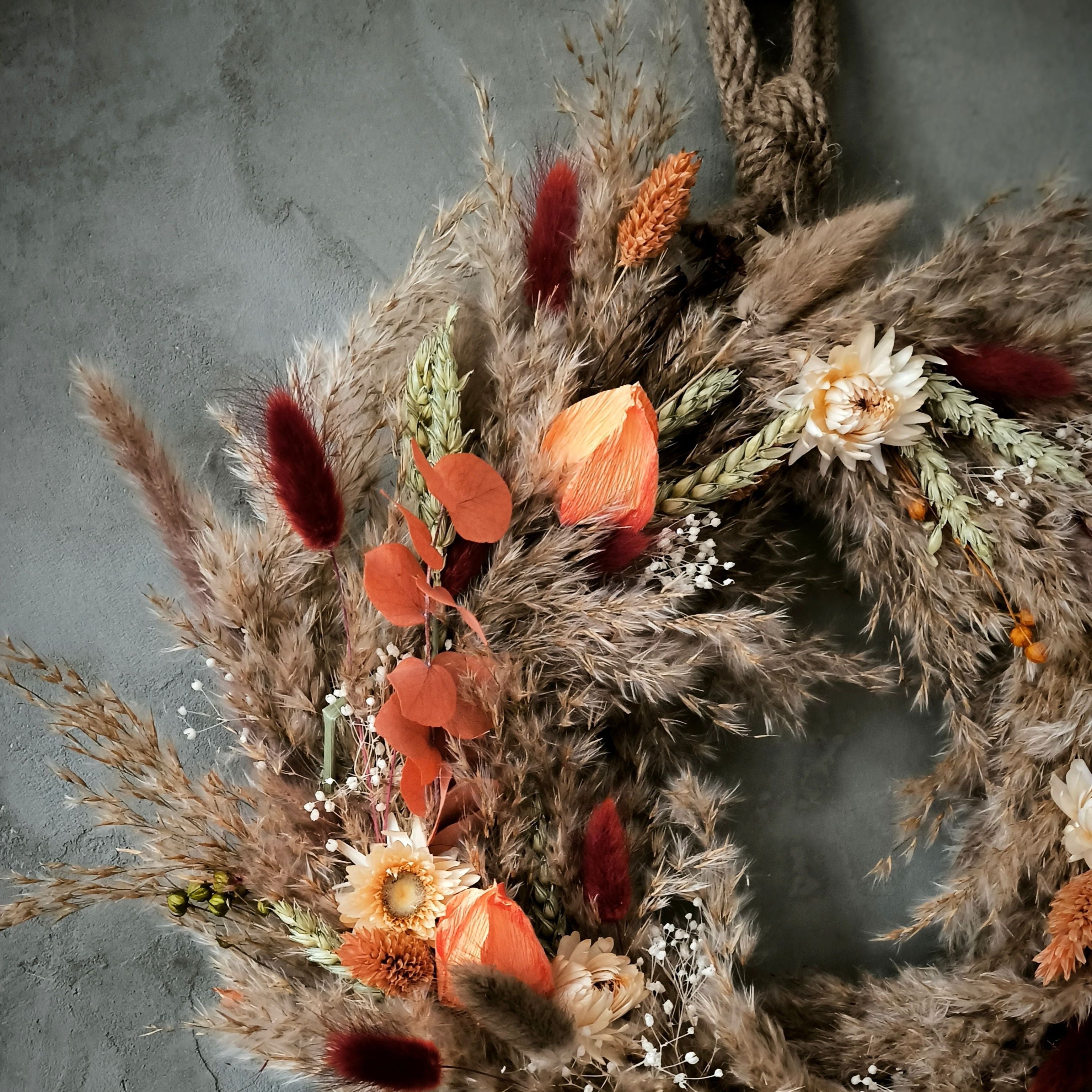 Handgefertigter Türkranz aus Trockenblumen Seitenansicht Autumn Bloom
